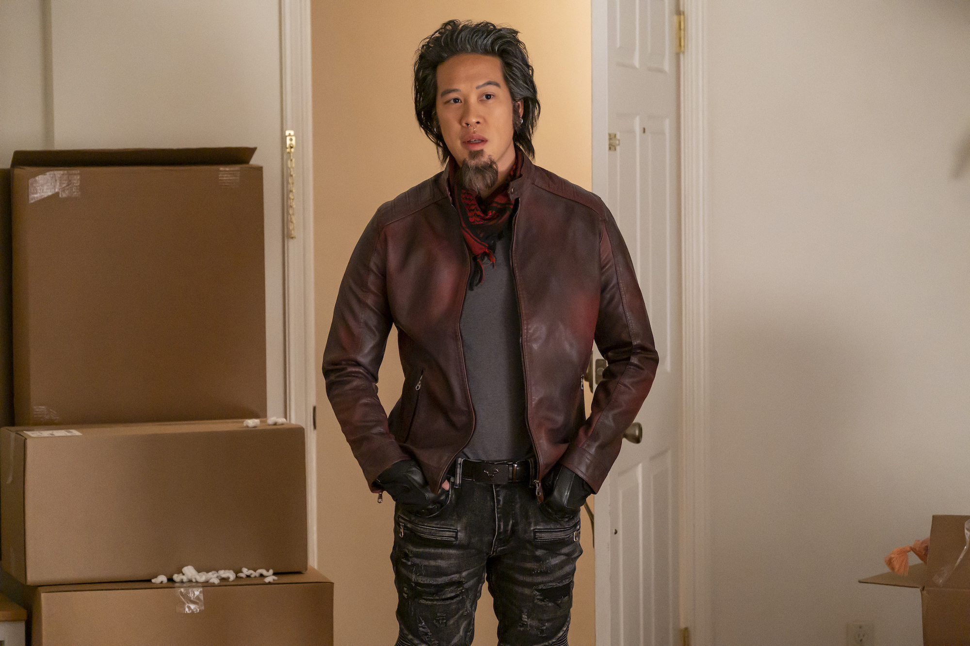 吳萊納德飾演牛魔王，沒有牛角，但是改穿一身搖滾風的皮衣。（Disney+提供）