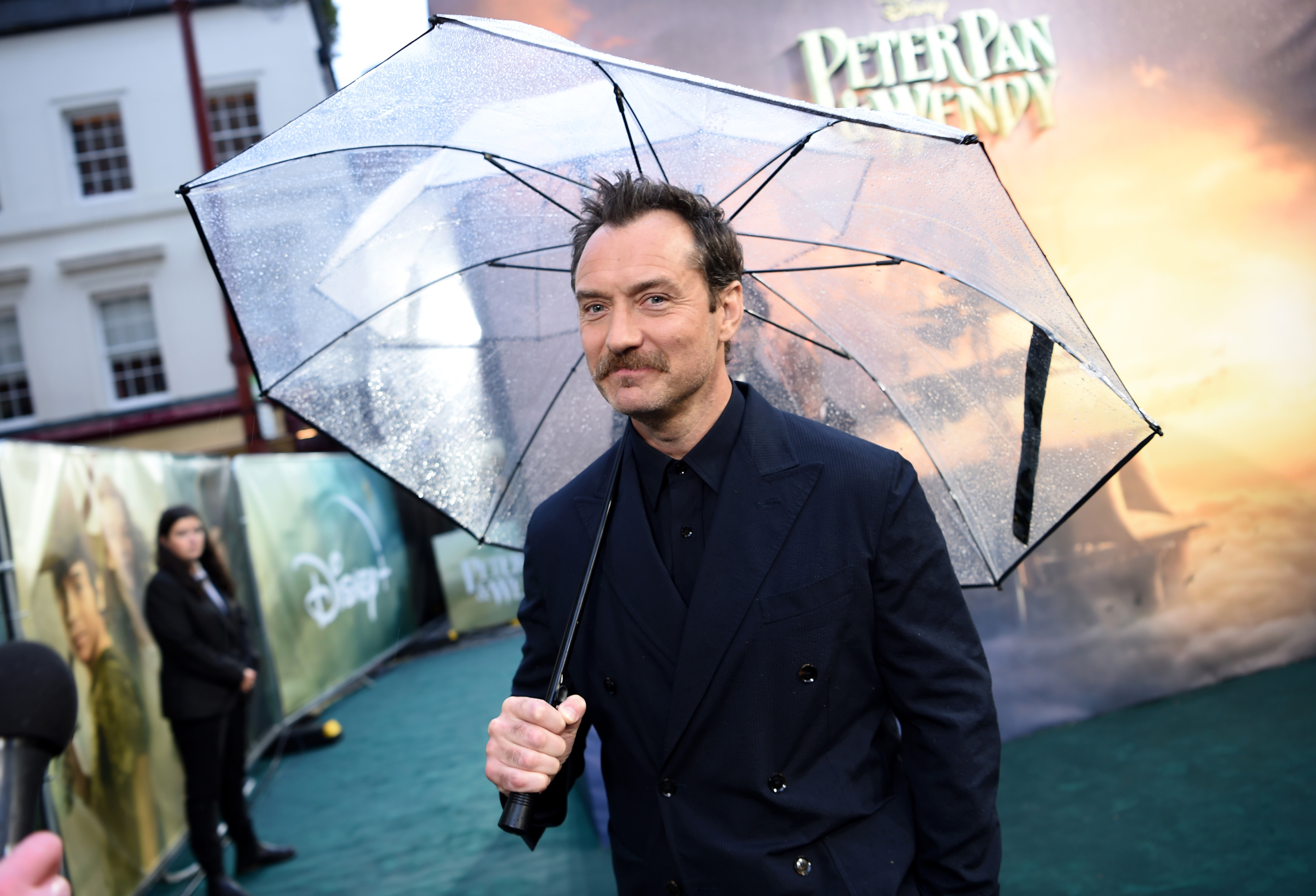 撐傘走紅毯的裘德洛是新一代的虎克船長。（Disney+提供）