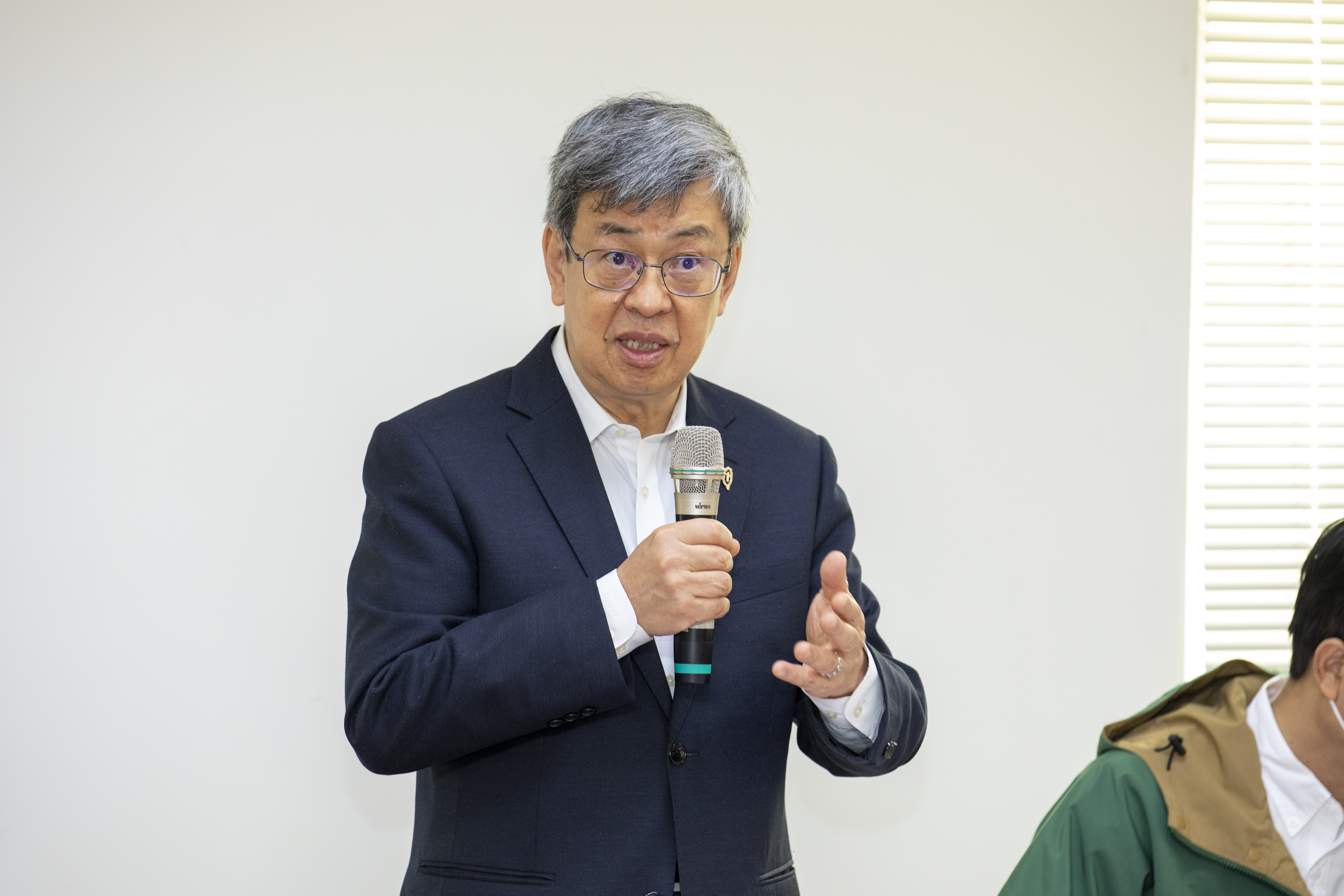 對於「每個台灣家庭都持有槍枝」來嚇阻中國入侵的建議，陳建仁回應表示，「台灣與美國的國情不同，我們沒有這樣的規劃」。（本刊資料照）