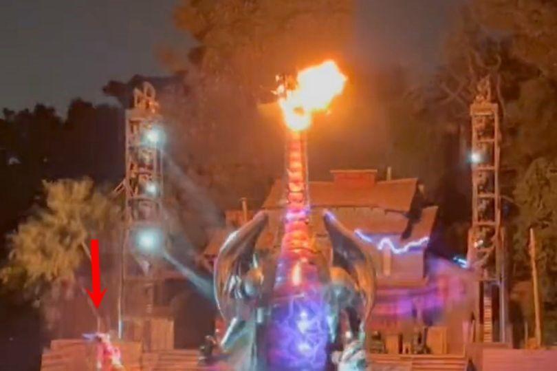 迪士尼「噴火龍」表演中發爐！整隻全燃燒，「米奇」站在最旁邊嚇壞快逃。（翻自《每日星報》）