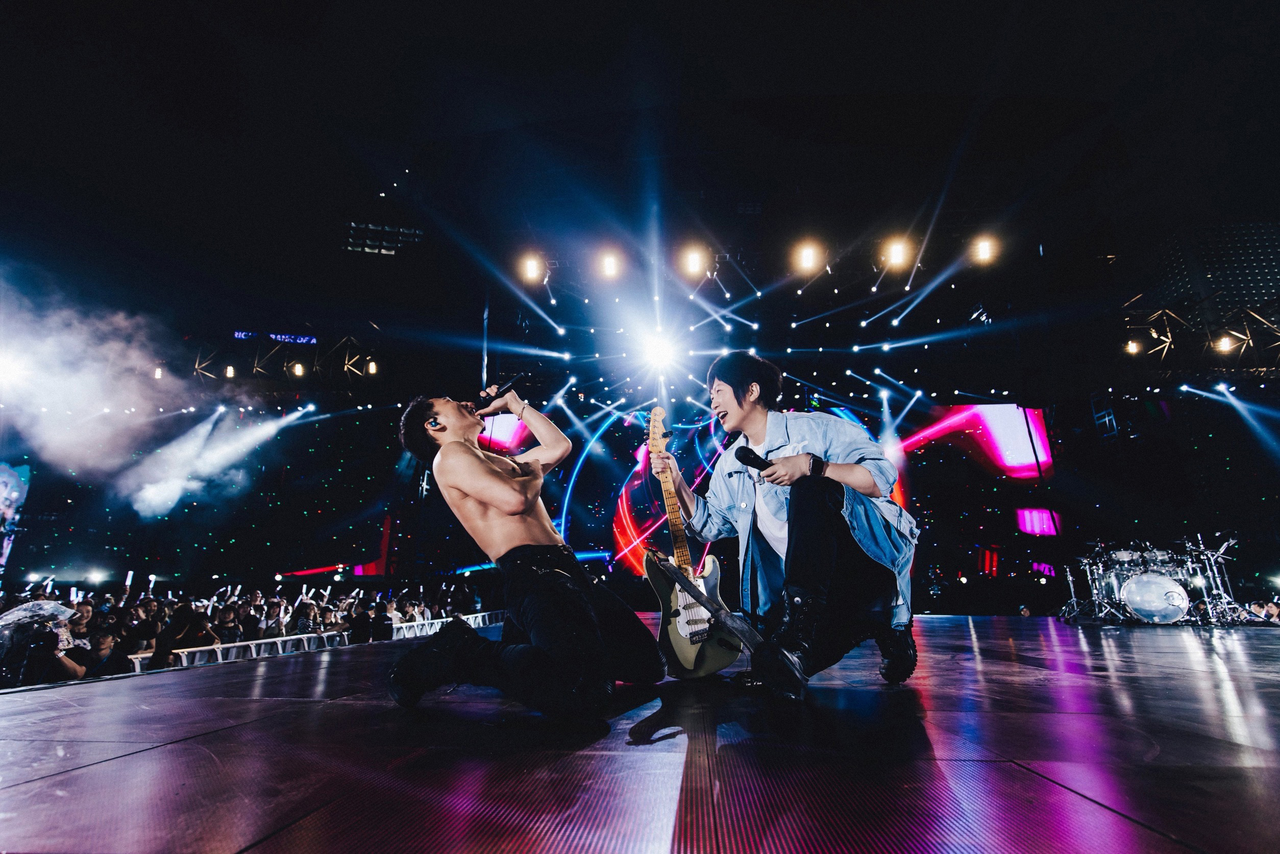 五月天香港演唱會最終場，石頭嗨到脫掉上衣，阿信替現場2萬五迷近距離欣賞石頭結實好身材。（相信音樂提供）