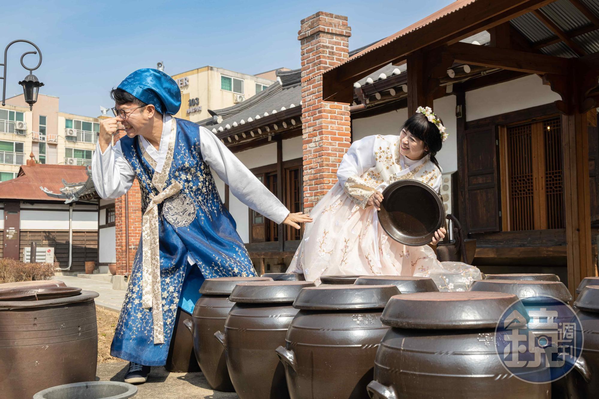 庭院中擺放多個醬缸，讓古早年代的氛圍更加明顯，還可換上韓服演一段韓劇。 