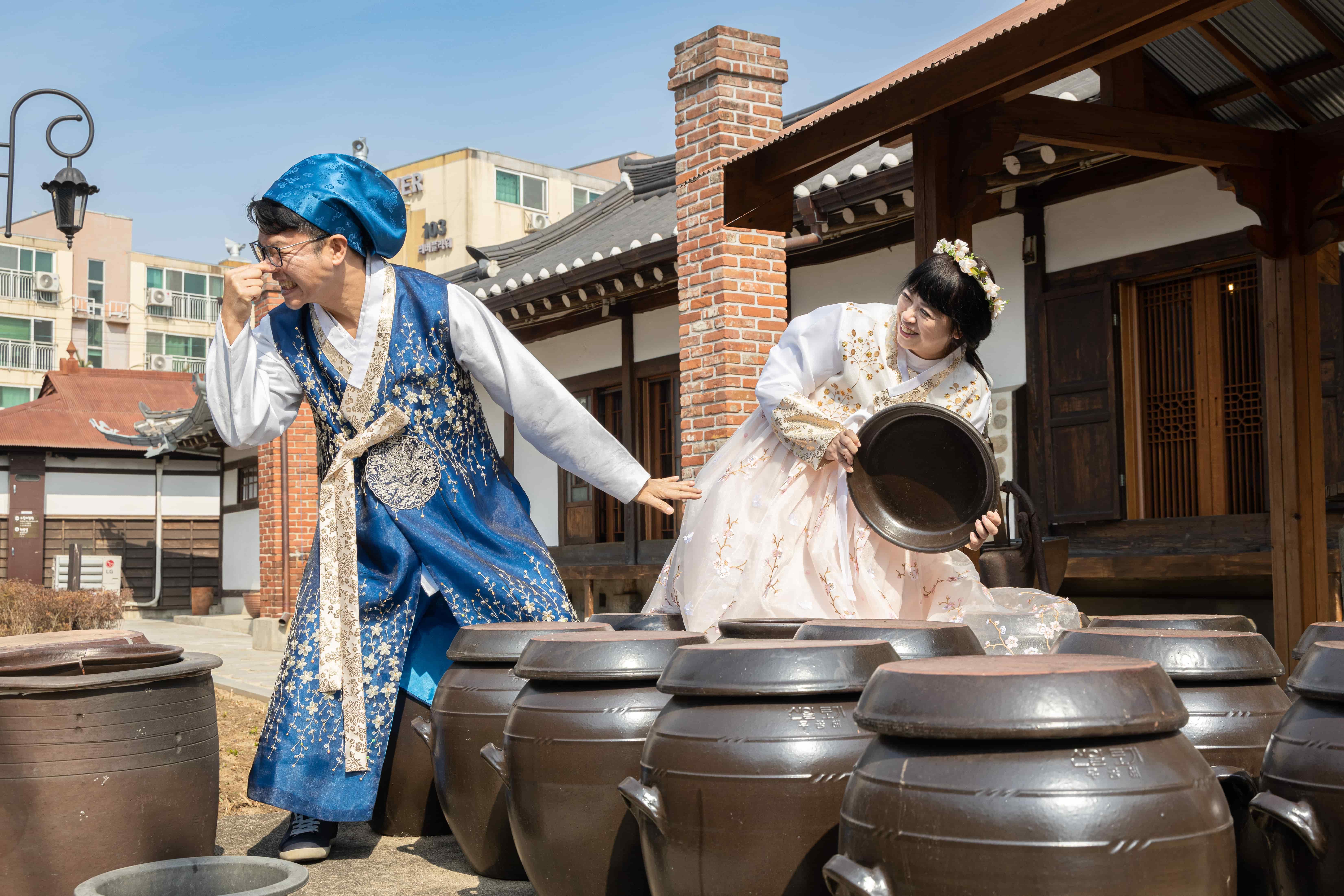 庭院中擺放多個醬缸，讓古早年代的氛圍更加明顯，還可換上韓服演一段韓劇。 