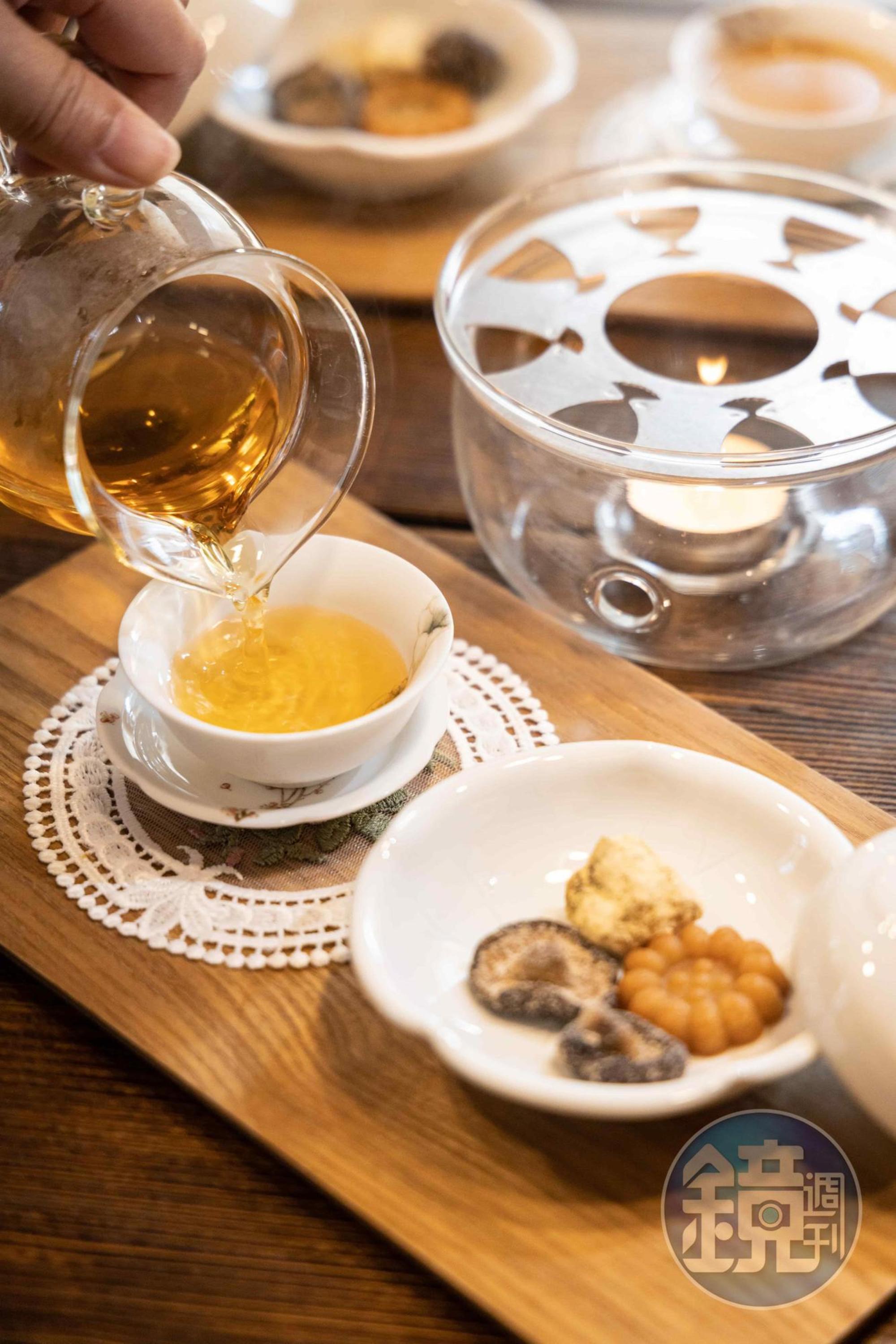 茶道館中歲月與新穎的融合，以及那杯素雅回甘的江華島蕪菁茶令我倍感舒心。