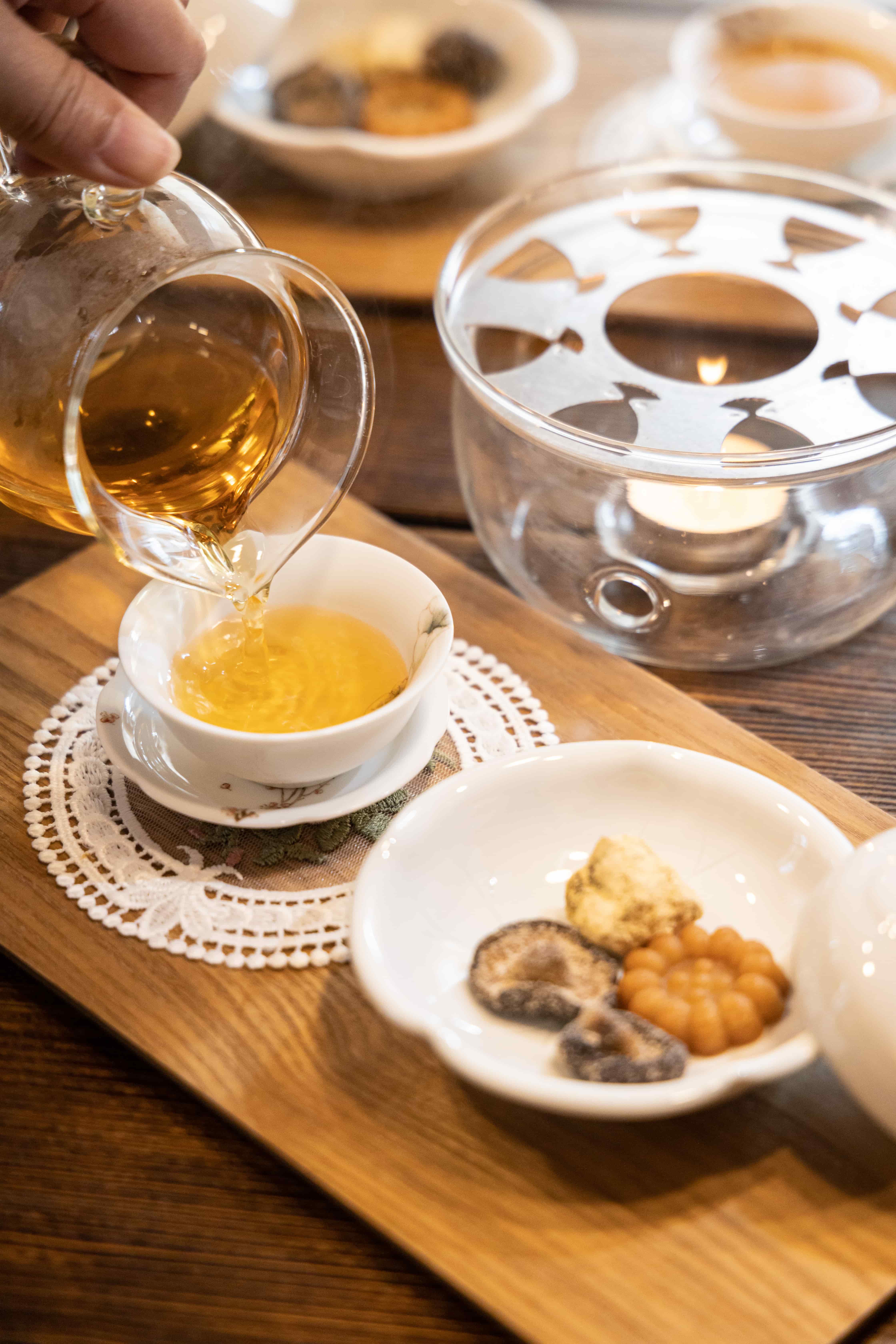 茶道館中歲月與新穎的融合，以及那杯素雅回甘的江華島蕪菁茶令我倍感舒心。