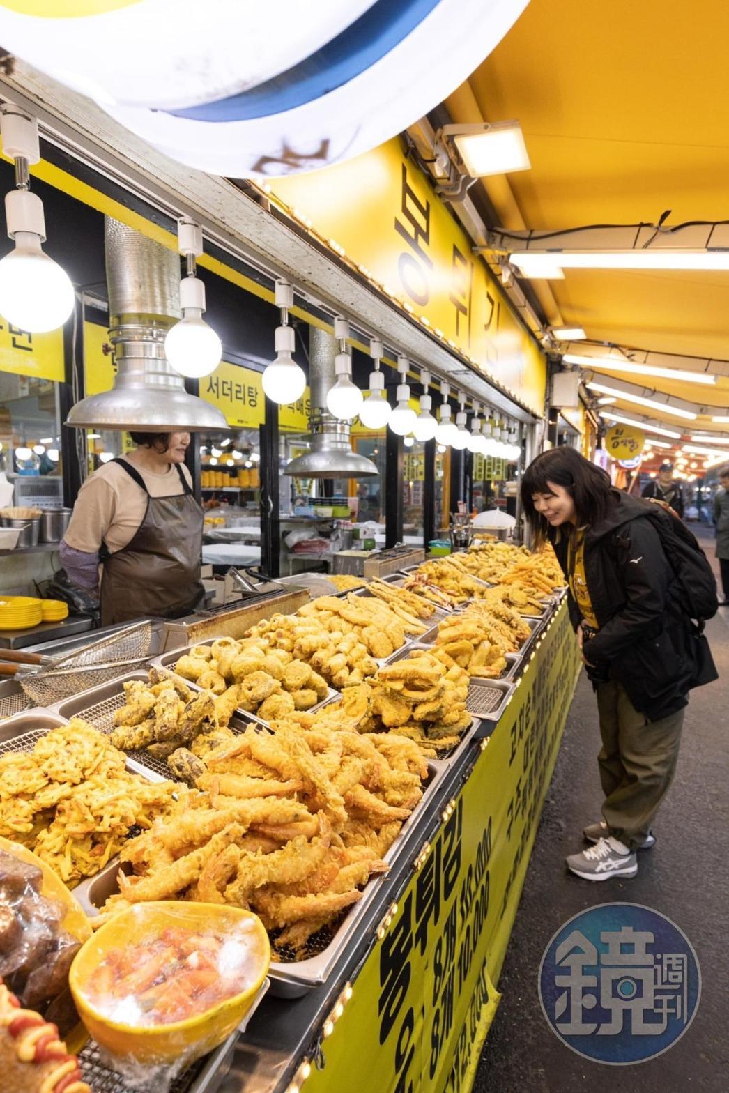 漁市場外圍有許多攤位販售像是天婦羅的炸物，令人食指大動。