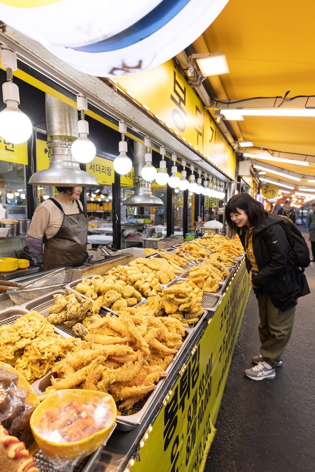 漁市場外圍有許多攤位販售像是天婦羅的炸物,令人食指大動。