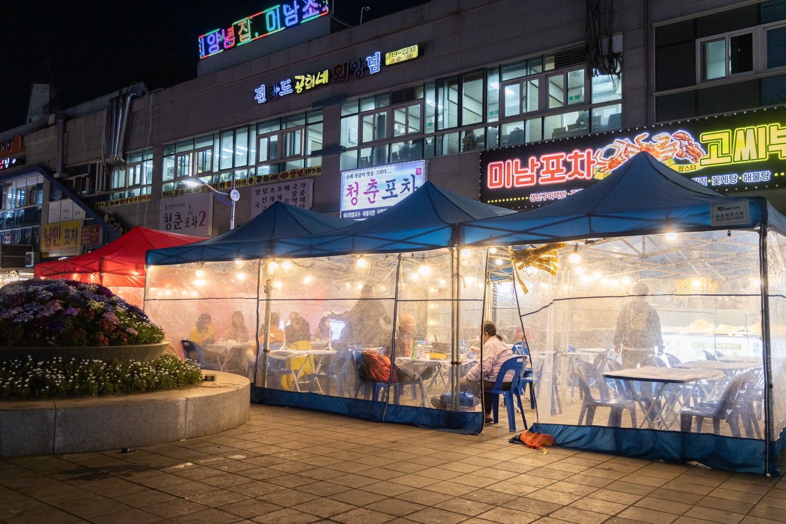 漁市場外圍被街頭小吃風格的布帳馬車環繞。