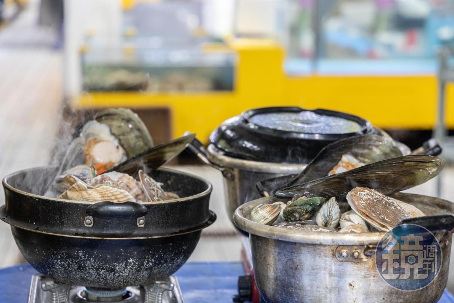 蘇來浦漁港的海鮮不僅產地直送，連餐桌也直送；現撈後直接在攤位上烹煮。