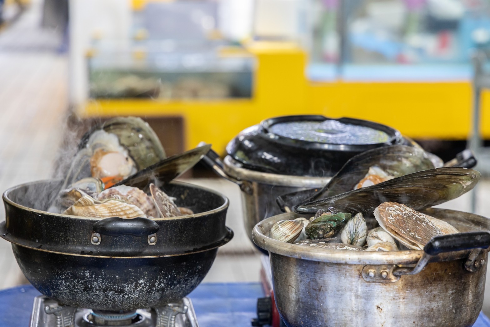 蘇來浦漁港的海鮮不僅產地直送,連餐桌也直送;現撈後直接在攤位上烹煮。