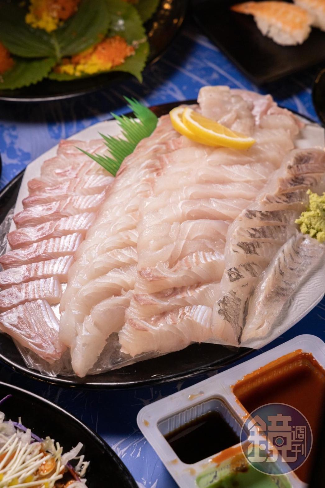 這盤花色粉嫩透亮的「鯛魚生魚片」，徹底將鮭魚擠出我的生魚片排行榜。（時價）