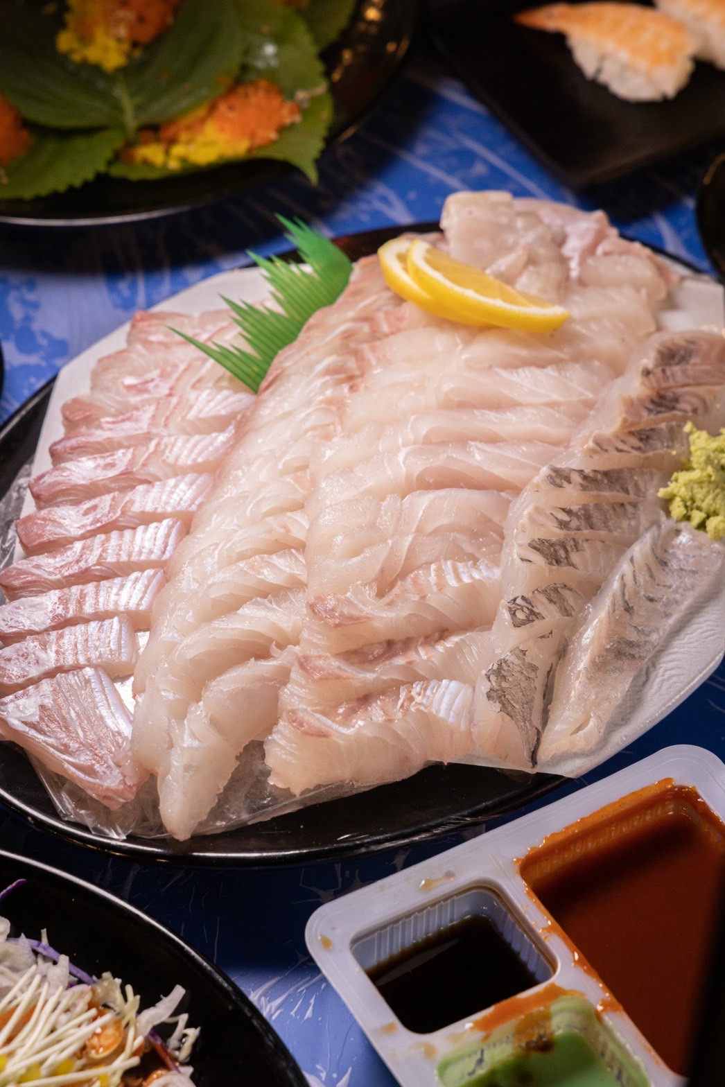 這盤花色粉嫩透亮的「鯛魚生魚片」,徹底將鮭魚擠出我的生魚片排行榜。(時價)