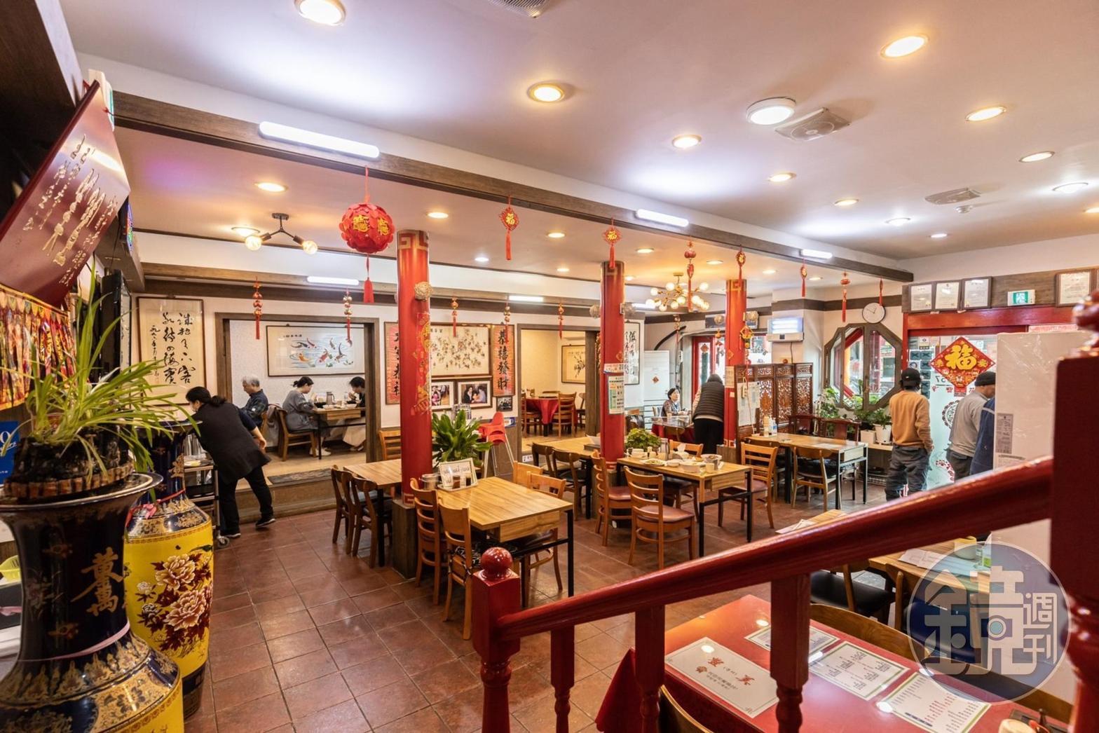 「豐美餐館」以滿滿紅色系為主,空間裡有種喜氣洋洋的氛圍。