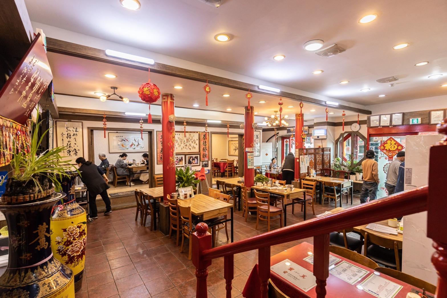 「豐美餐館」以滿滿紅色系為主，空間裡有種喜氣洋洋的氛圍。