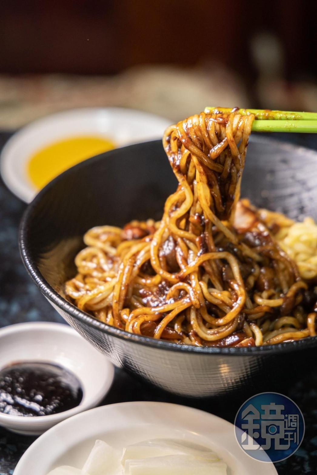 黑糊糊的「炸醬麵」甜香潤口,麵體感覺像是Q彈版的辛拉麵。(6,000韓元/份,約NT$140)