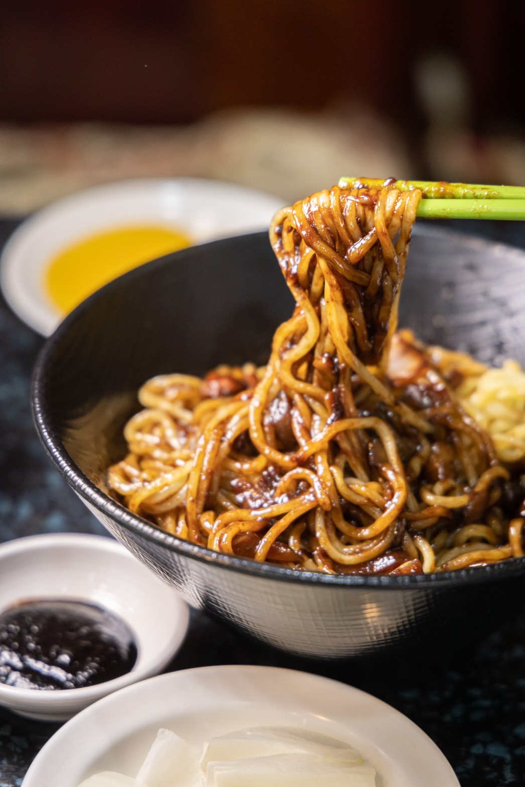 黑糊糊的「炸醬麵」甜香潤口，麵體感覺像是Q彈版的辛拉麵。（6,000韓元／份，約NT$140）