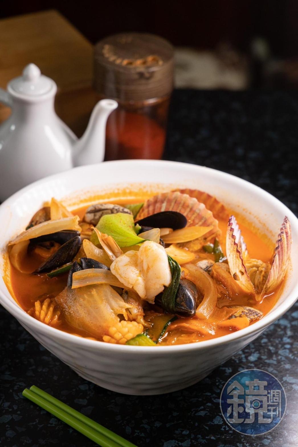 放入鮑魚、大蝦、貝類等海味的「三鮮炒碼麵」,配料豐富到完全遮蓋了麵的蹤影。(10,000韓元/份,約NT$230)