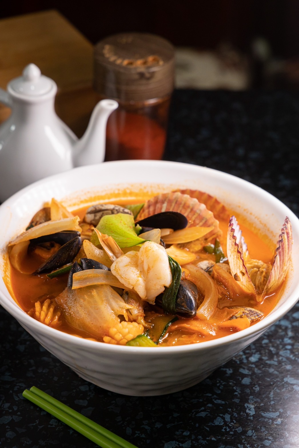 放入鮑魚、大蝦、貝類等海味的「三鮮炒碼麵」，配料豐富到完全遮蓋了麵的蹤影。（10,000韓元／份，約NT$230）