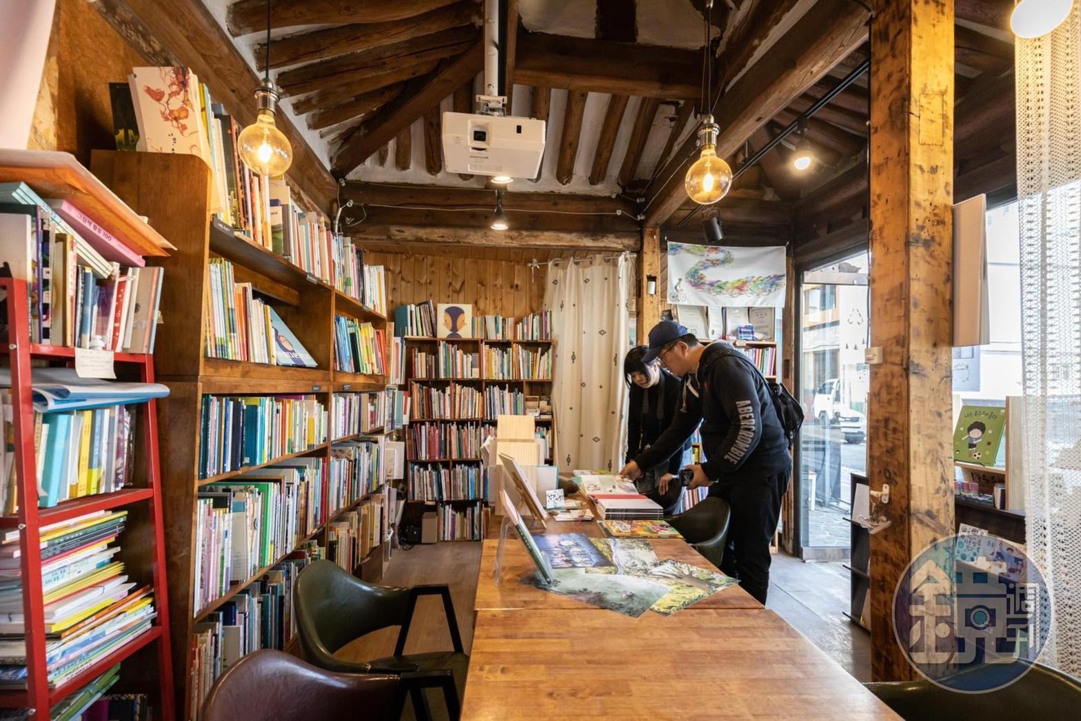 船橋舊書店街上還有老式韓屋翻修改造而成的溫馨童書店。