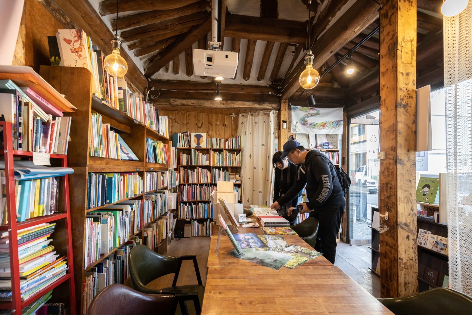 船橋舊書店街上還有老式韓屋翻修改造而成的溫馨童書店。