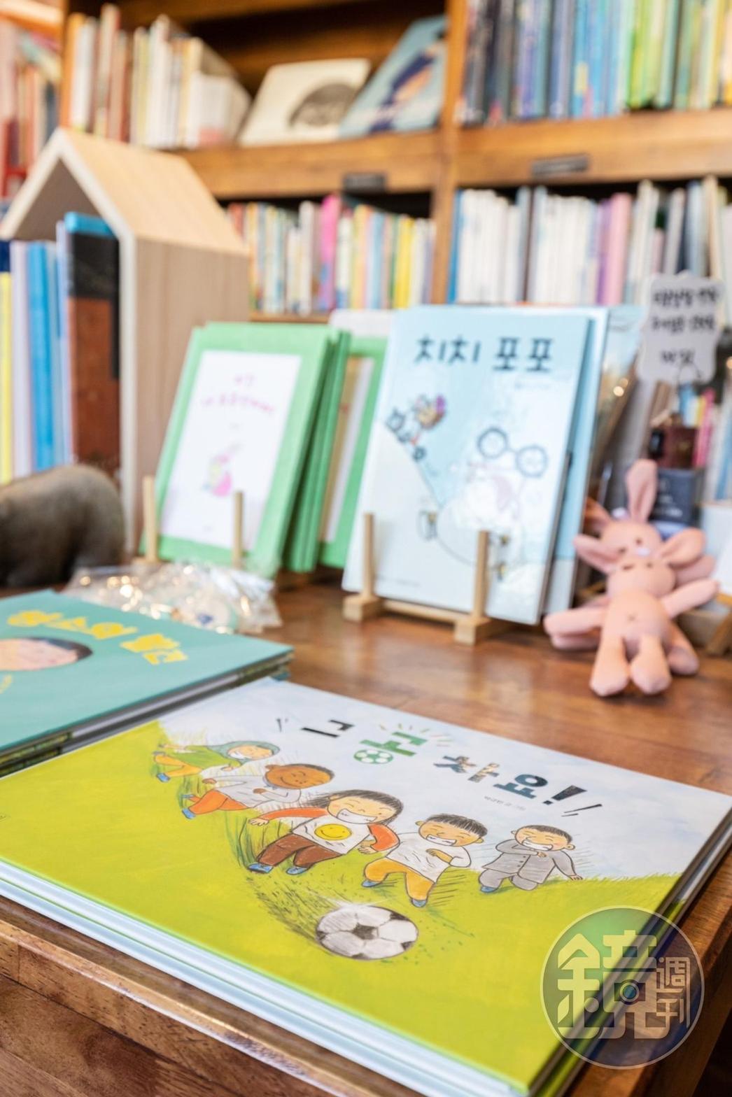 書店內的童書都是由韓國在地作家編寫、繪製而成。