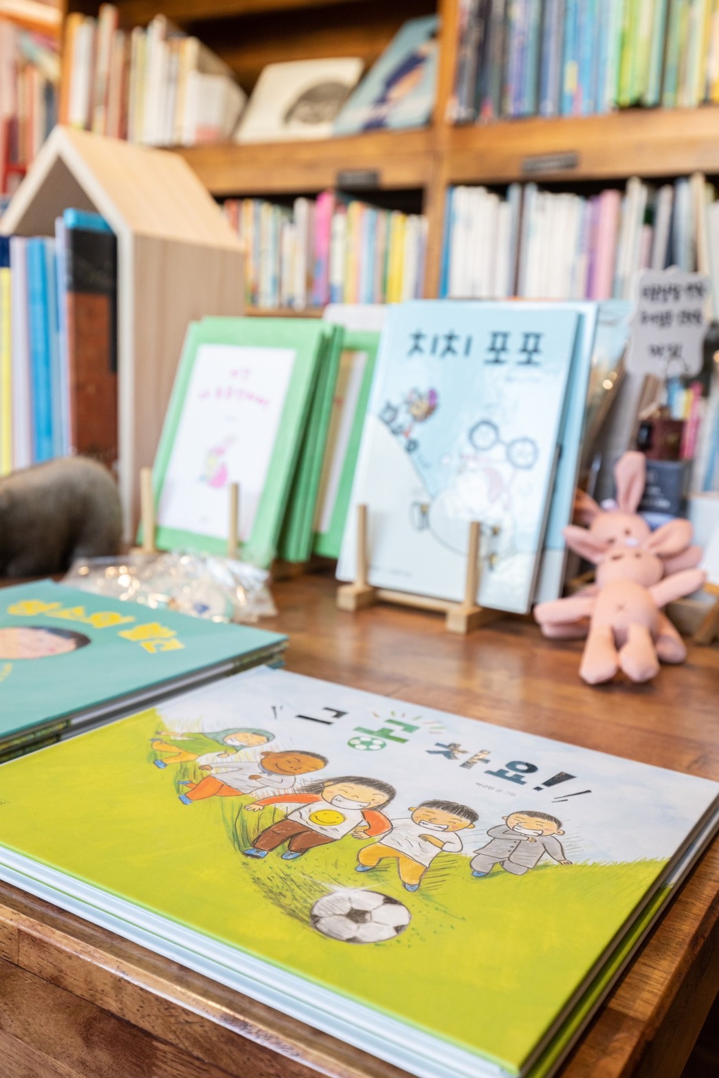 書店內的童書都是由韓國在地作家編寫、繪製而成。