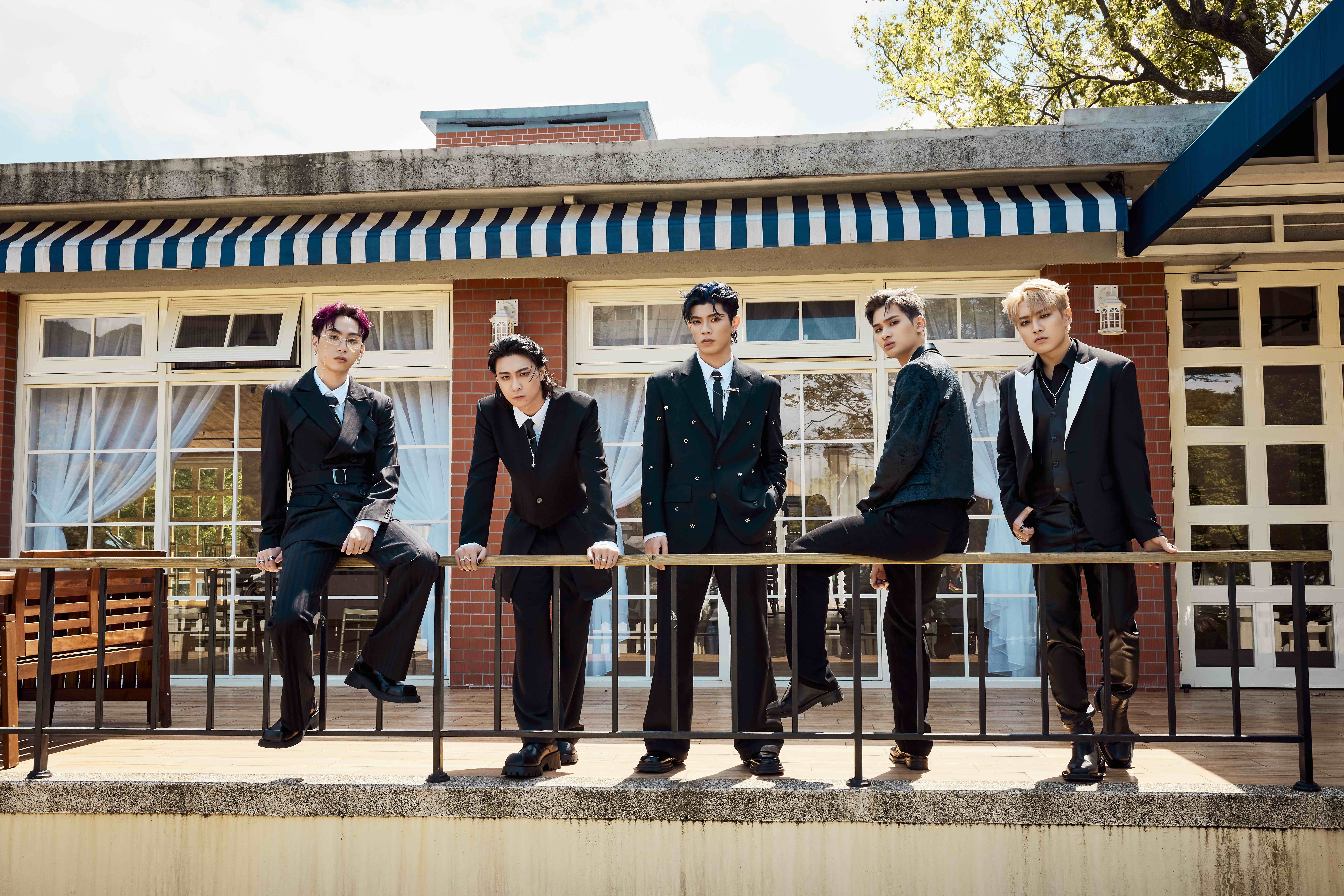 FEniX將推出首張同名專輯《FEniX》，（左起）家齊、MAX、峻廷、浦洋、承隆。（踢帕娛樂提供）
