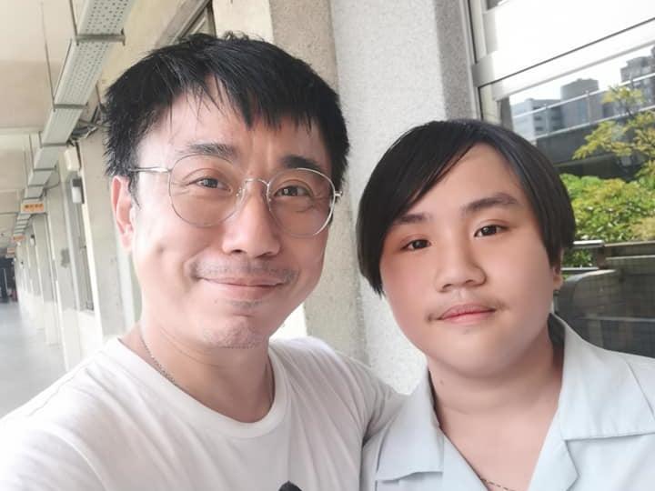 小彬彬日前上節目自爆事業受挫,還有兒子小小彬(右)沒考上台灣的國立大學,要到日本進修一事。(翻攝臉書)