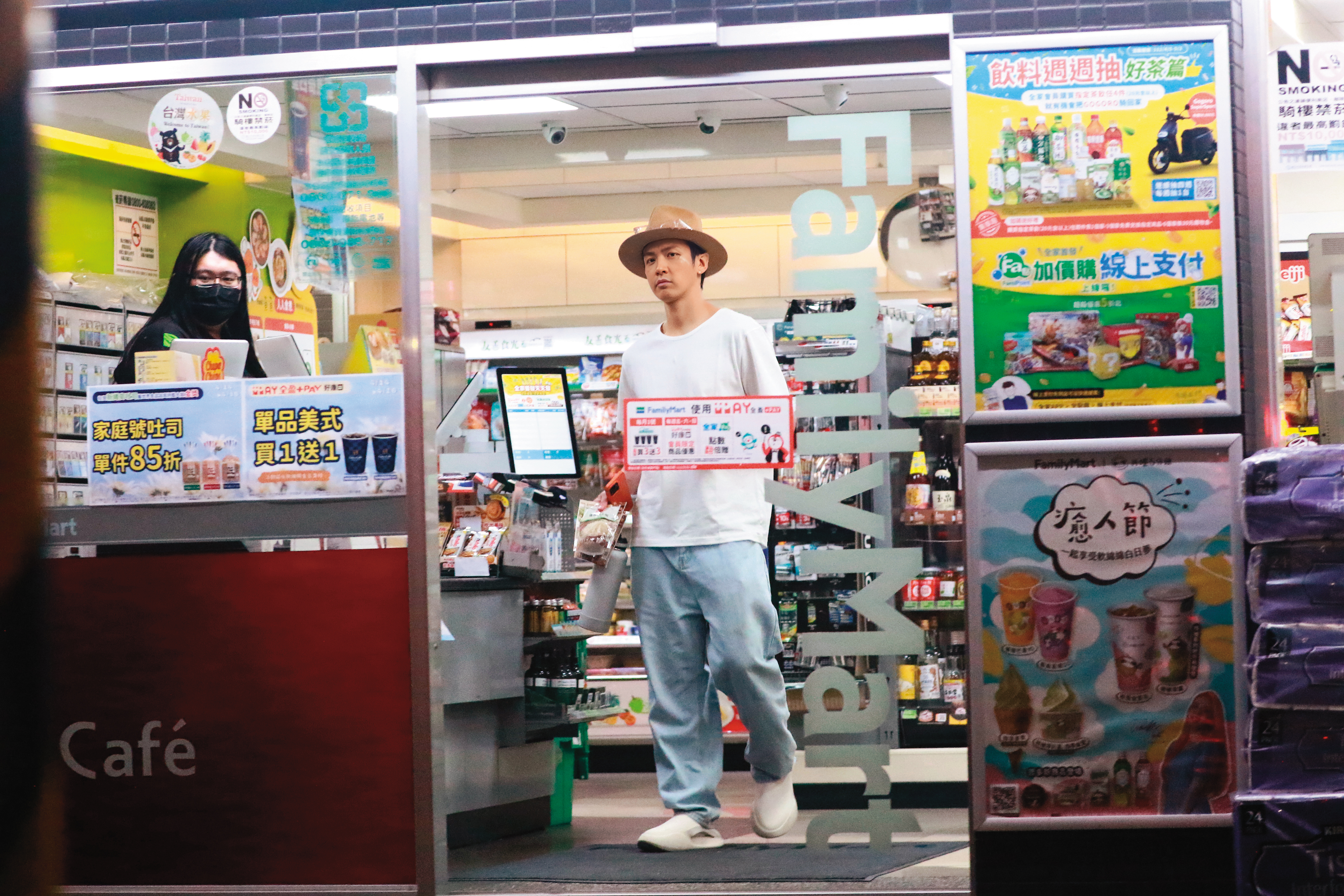 4/17 02：33 柯震東離開餐酒館後先去超商買東西，他拎著保溫瓶和微波食品，看樣子晚餐沒吃飽。