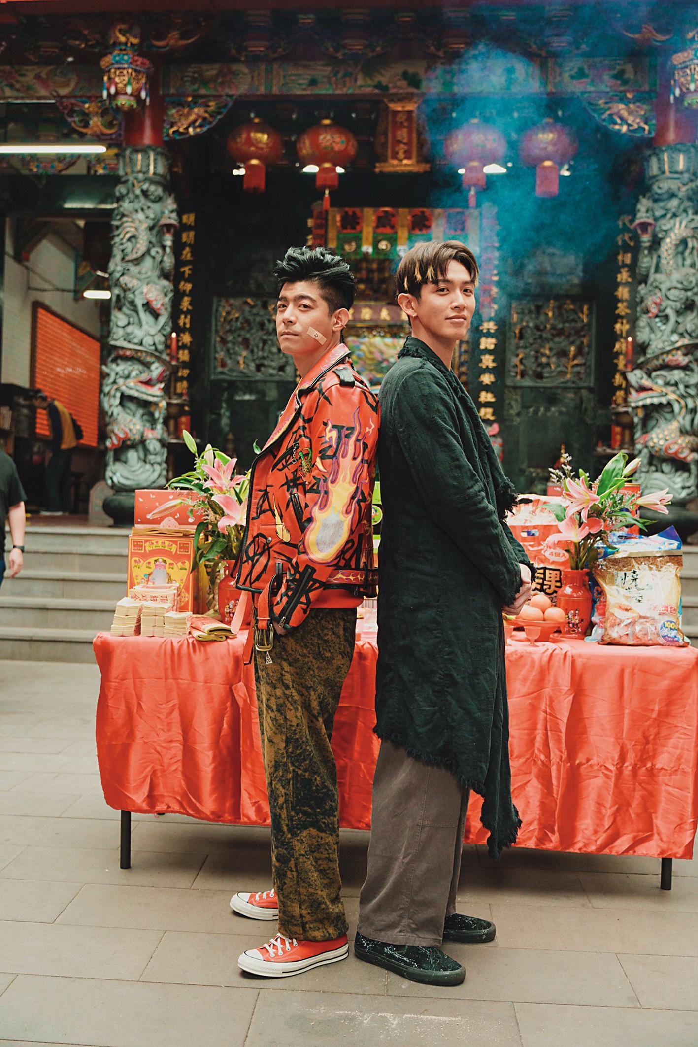 柯震東(右)跟王柏傑(左)合演影集《乩身》,柯震東也因此劇受傷破相。(翻攝自MM2 Entertainment Malaysia臉書)