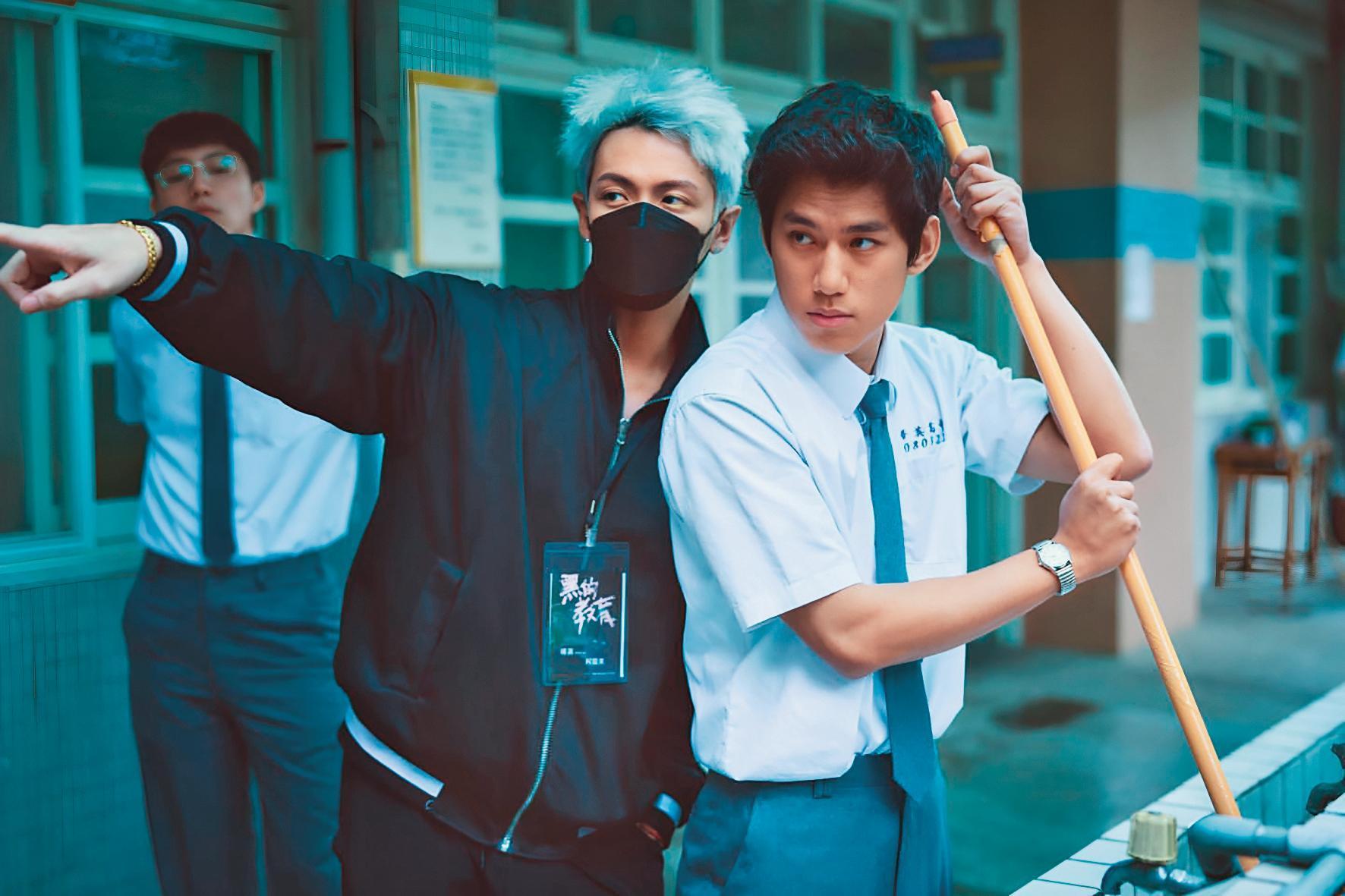 首度當導演的柯震東(左)成績不俗,《黑的教育》不僅入圍金馬最佳新導演,朱軒洋(右)更獲金馬男配角獎。(翻攝自柯震東IG)