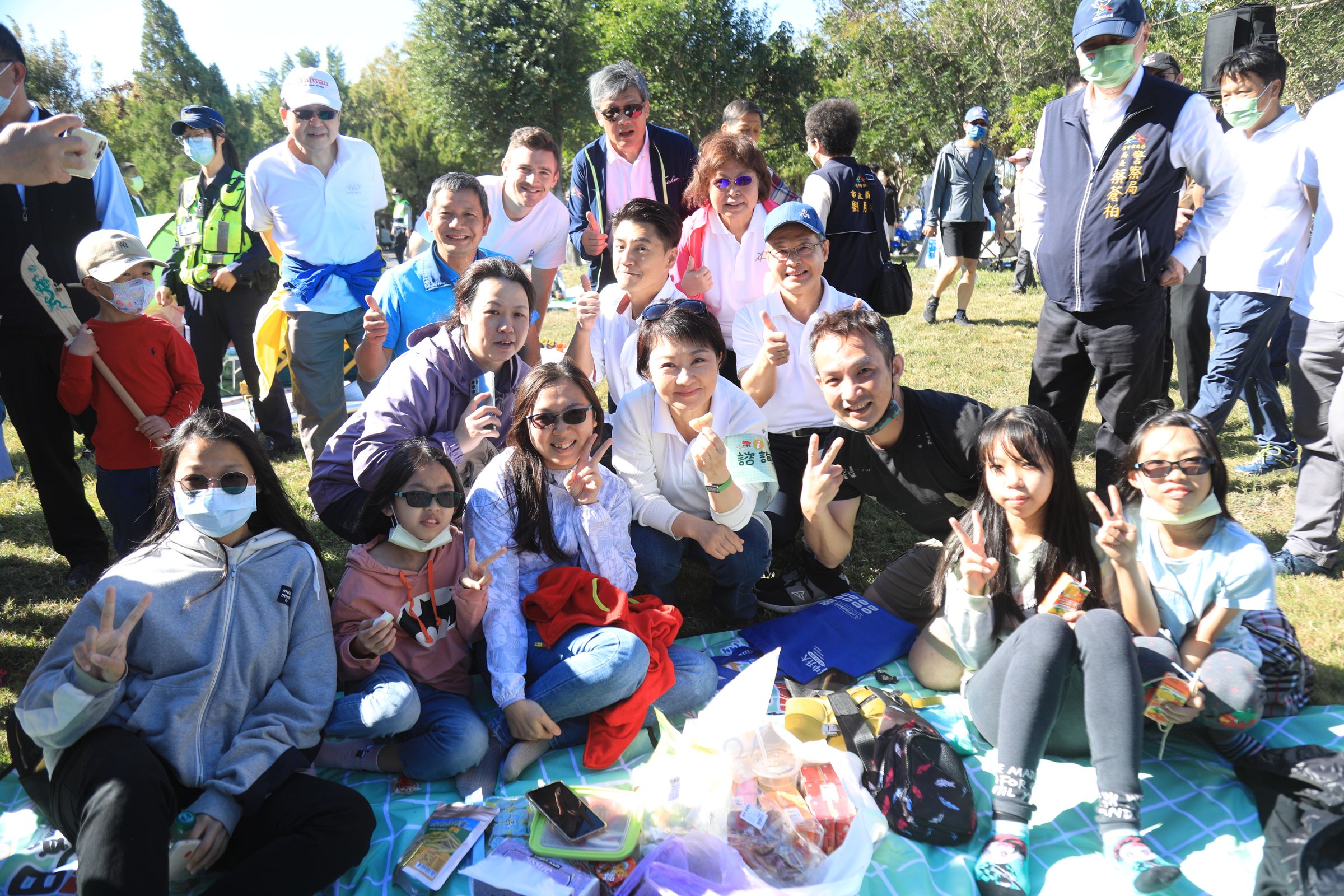 去年首屆臺中市民野餐日活動中,市長盧秀燕帶著臺中在地美食與市民一同野餐同樂。