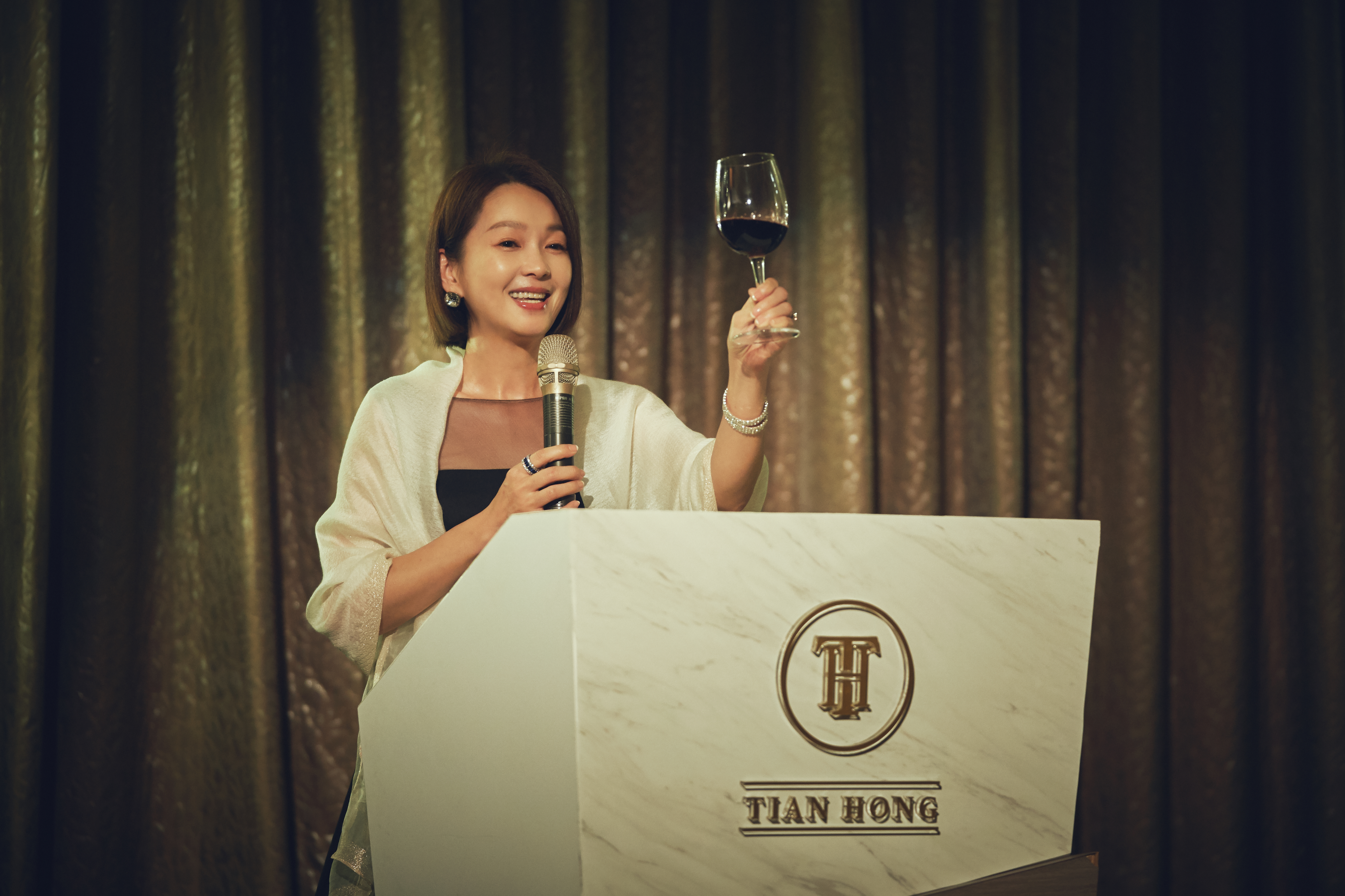 六月在戲裡帶頭霸凌隋棠。（三立提供）