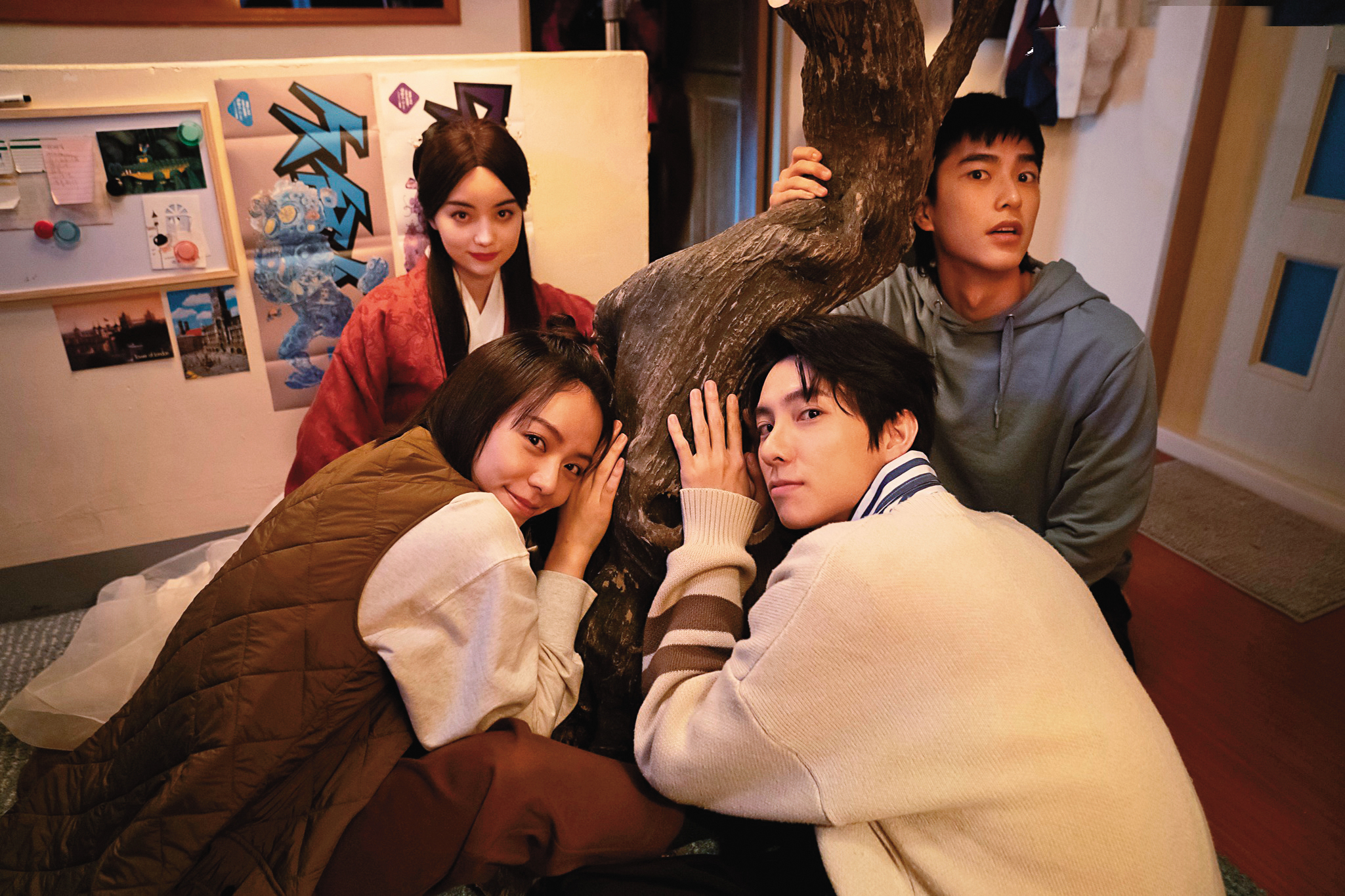 宋芸樺（前左）和曾敬驊（後右）主演奇幻劇《不良執念清除師》。
