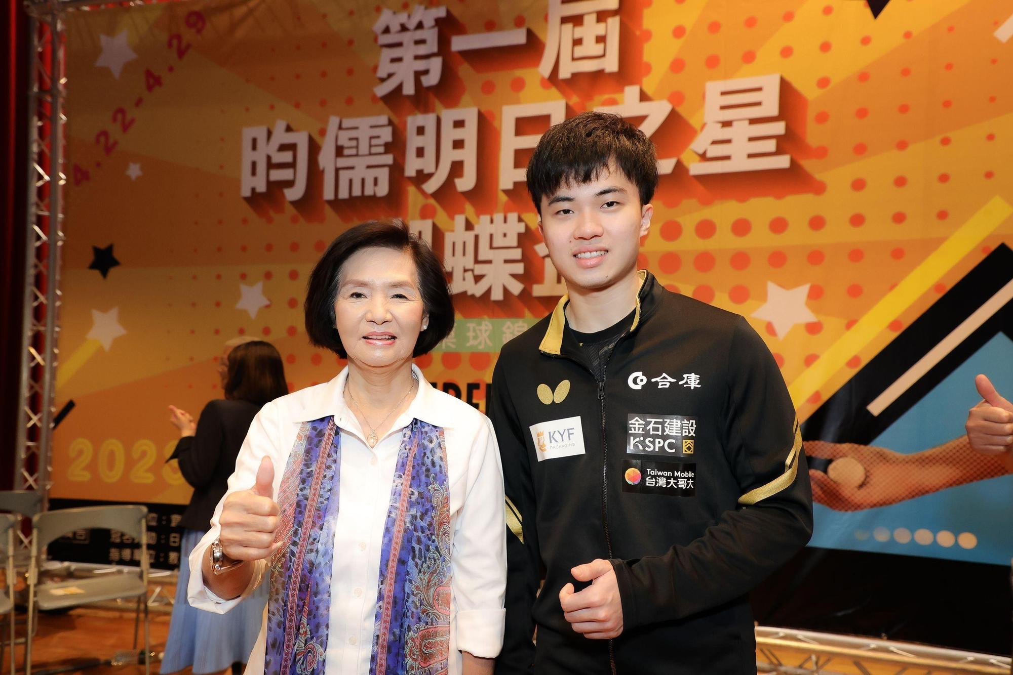 林昀儒(右)與宜蘭縣長林姿妙(左)出席「第一屆昀儒明日之星蝴蝶盃全國桌球錦標賽開幕典禮」。(宜蘭縣政府提供)