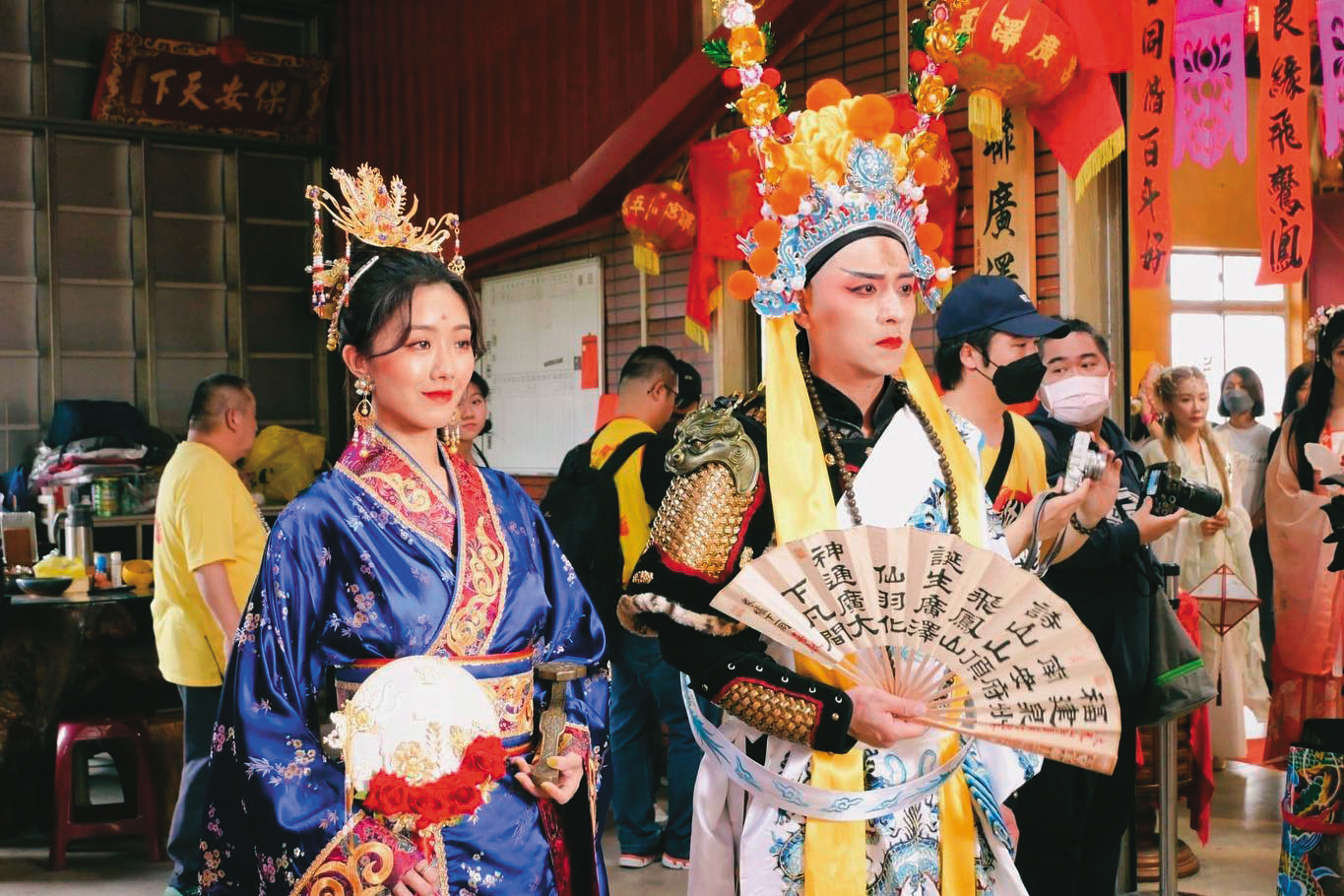 換上古裝飾演廣澤尊王,鄭人碩(右)從活動起始到圓滿結束,都維持一臉肅穆。(翻攝自賴銘偉臉書)