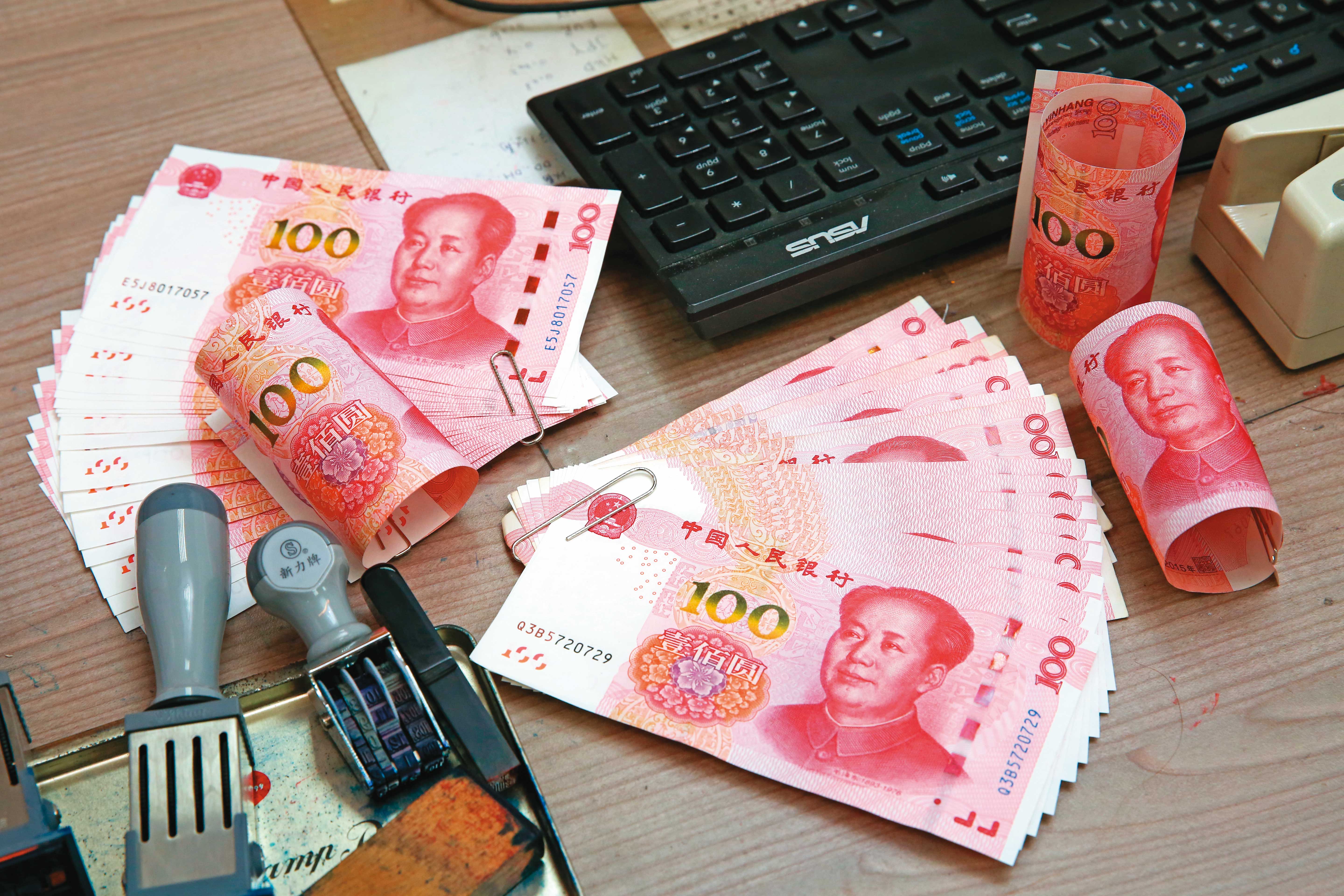 「講政治」的人民幣國際化炒得火熱，「講經濟」的人民幣國際化則不斷萎縮。