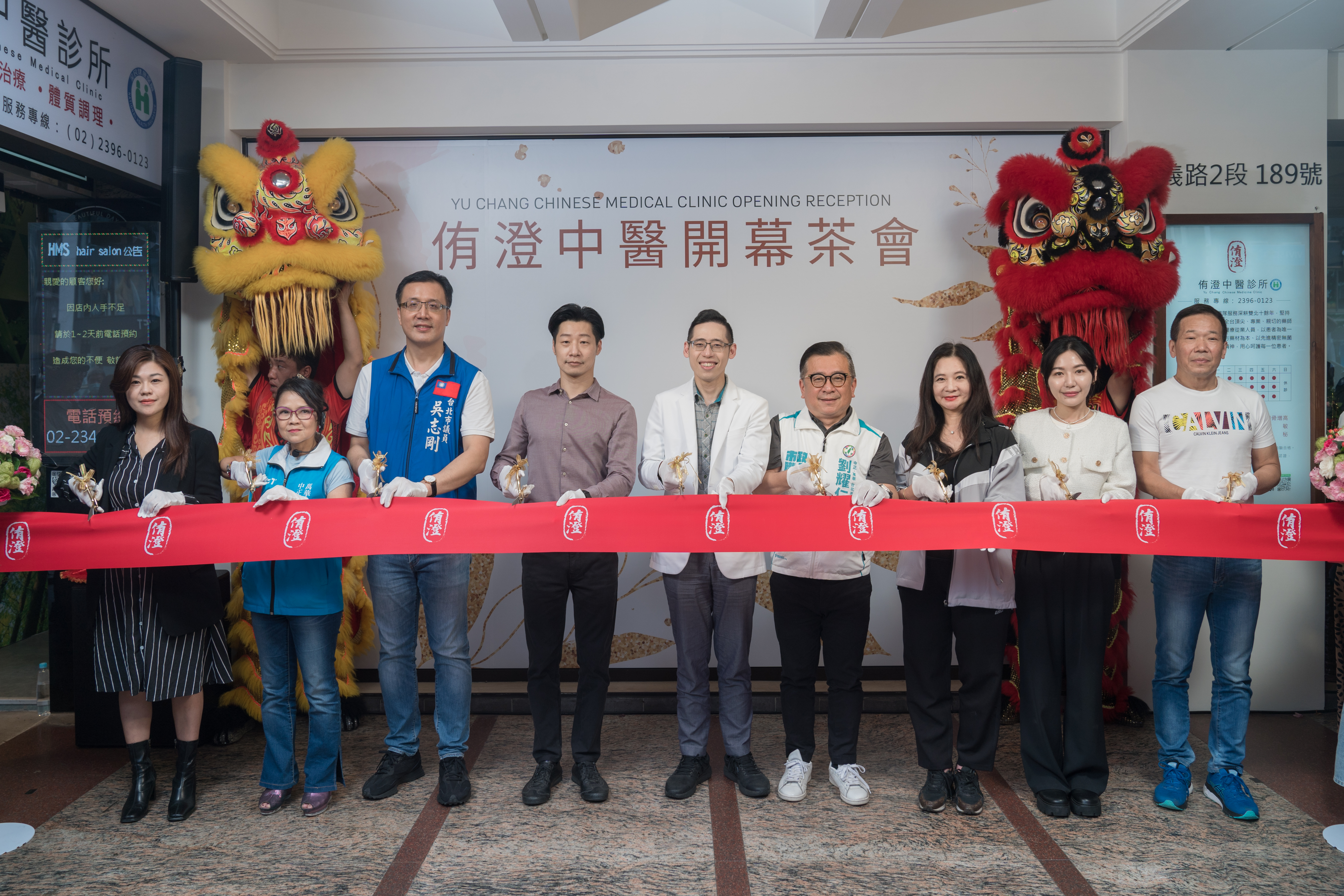 中醫院長蔡侑達埋線減重半年減掉46公斤，診所開幕，多位議員出席恭賀。（侑澄中醫提供）