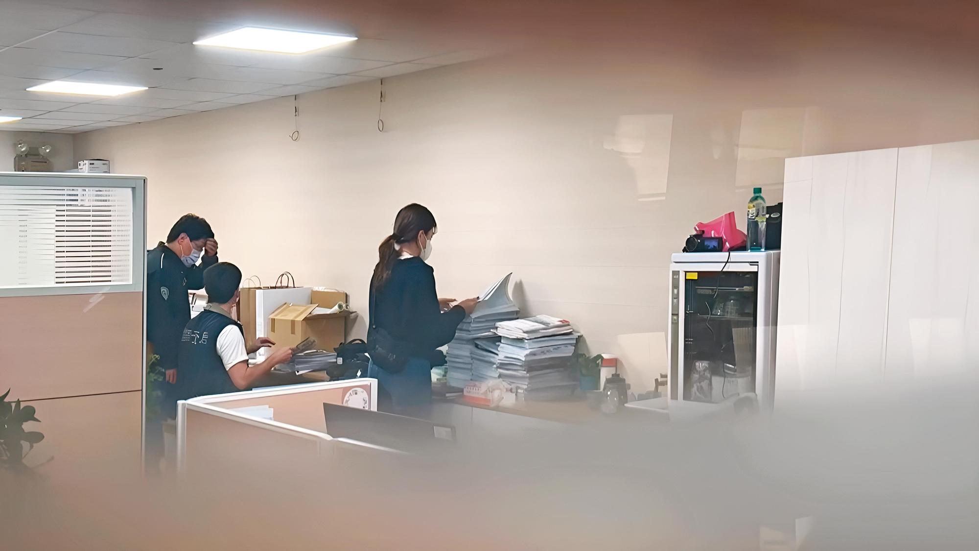專案小組搜索陳凱凌辦公室及住處,搜出30萬元現金及業者名片。(翻攝《鏡新聞》)