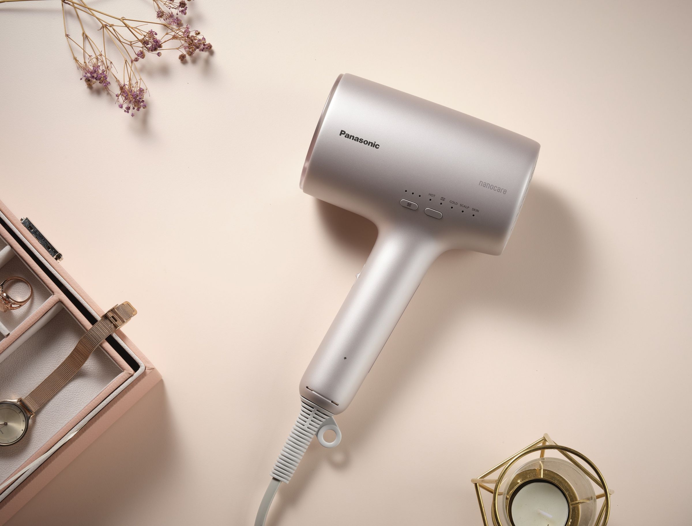 Panasonic nanocare吹風機 4月限量推出全新琉光粉色，建議售價NT$10,900。