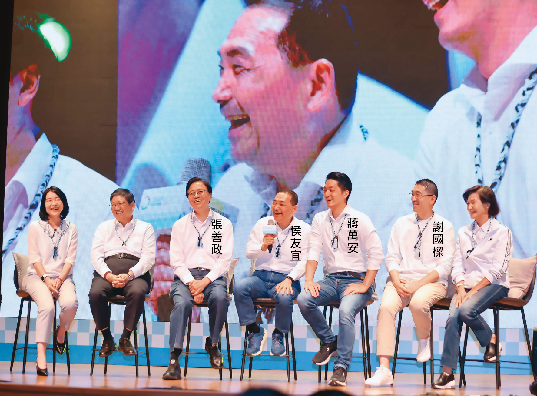 侯友宜23日在青年創議市集活動上，周圍坐滿北部正副首長，有如藍營新共主。（新北市政府提供）