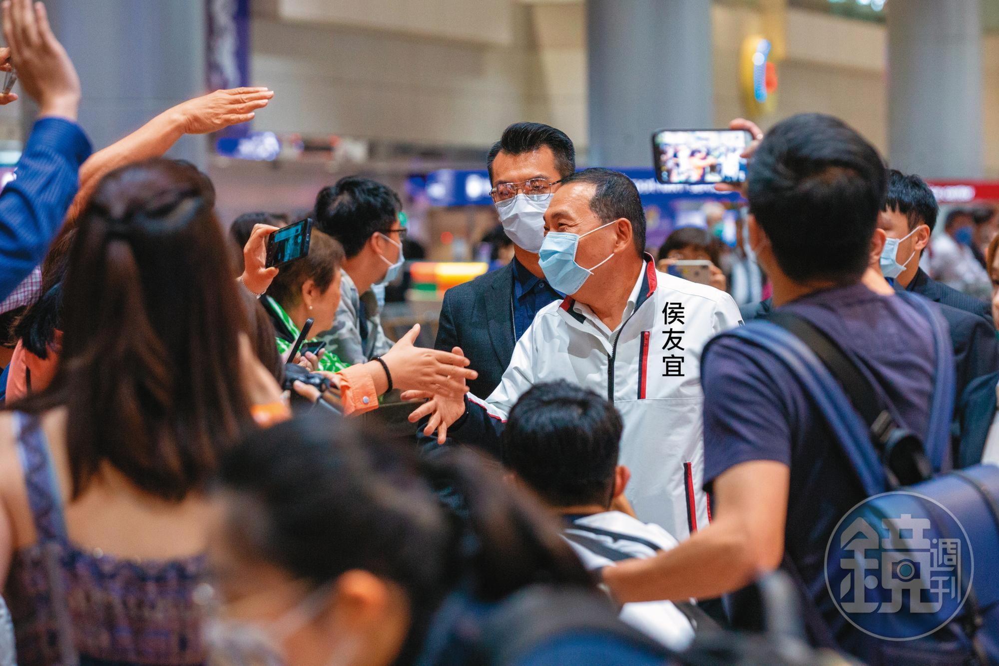 侯友宜結束新加坡訪問之旅，22日抵達國門被大批媒體包圍。