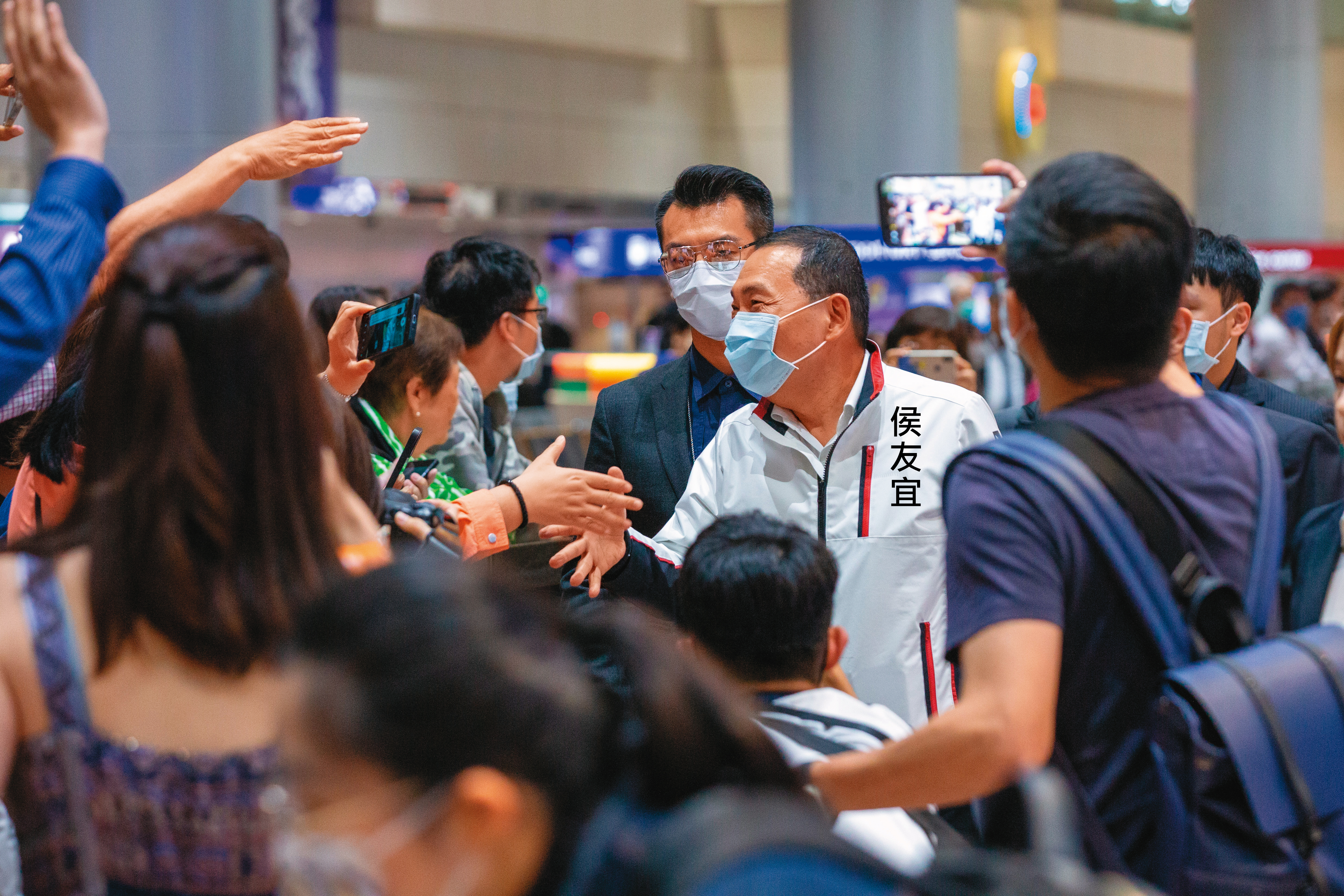 侯友宜結束新加坡訪問之旅，22日抵達國門被大批媒體包圍。