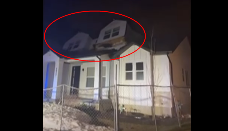 美國驚傳豪宅地基不穩，瞬間滑落墜崖。（翻攝YT頻道Associated Press）