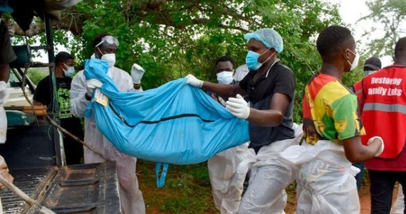 肯亞驚傳邪教信徒被洗腦「挨餓致死」，警方在森林內開挖發現大量遺體。（翻攝推特@BweeRey）