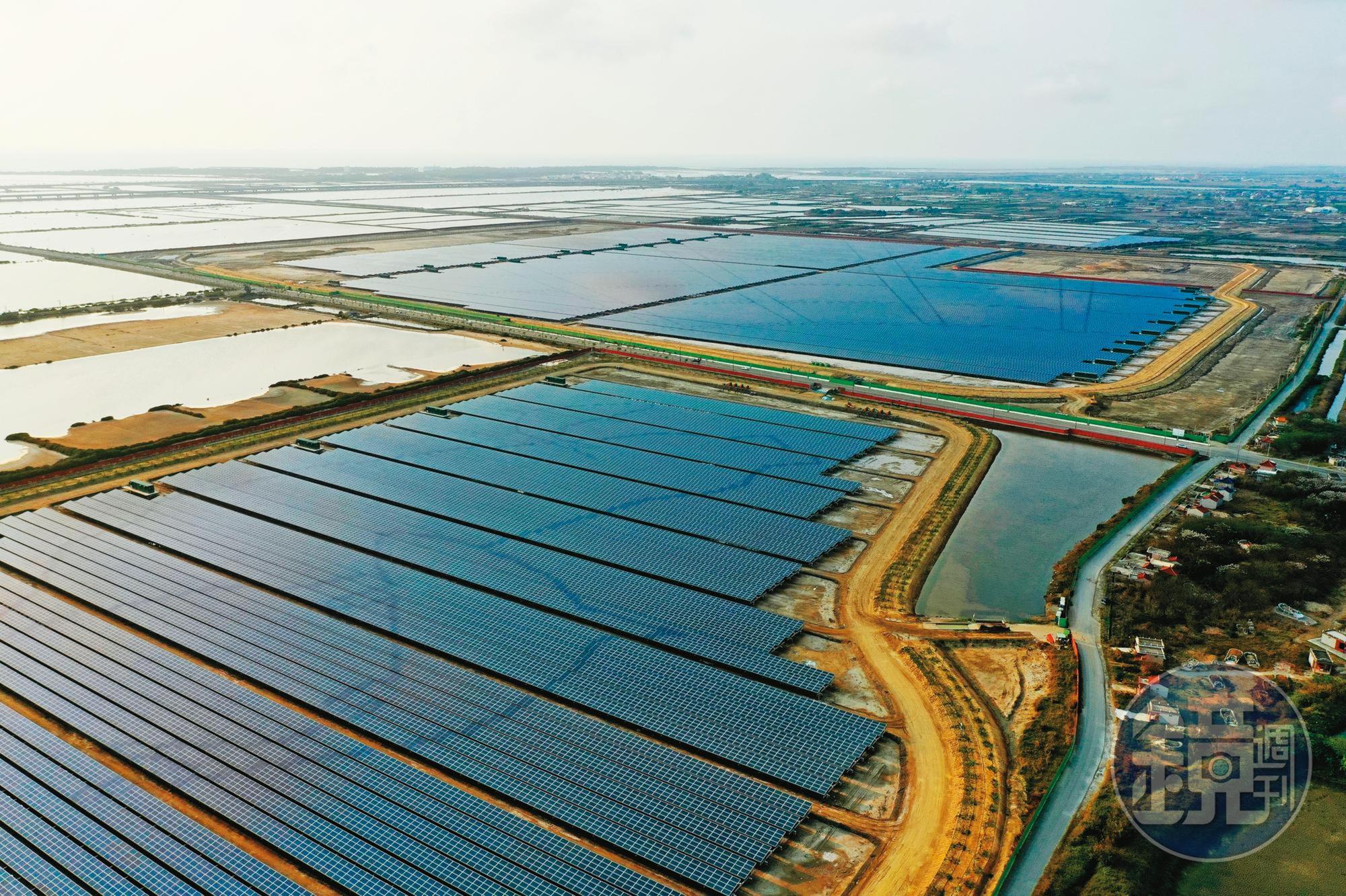 台南市七股區是全台最大光電產業區，不少魚塭轉型成為太陽能電場，因影響部分漁民生計，引起抗爭。