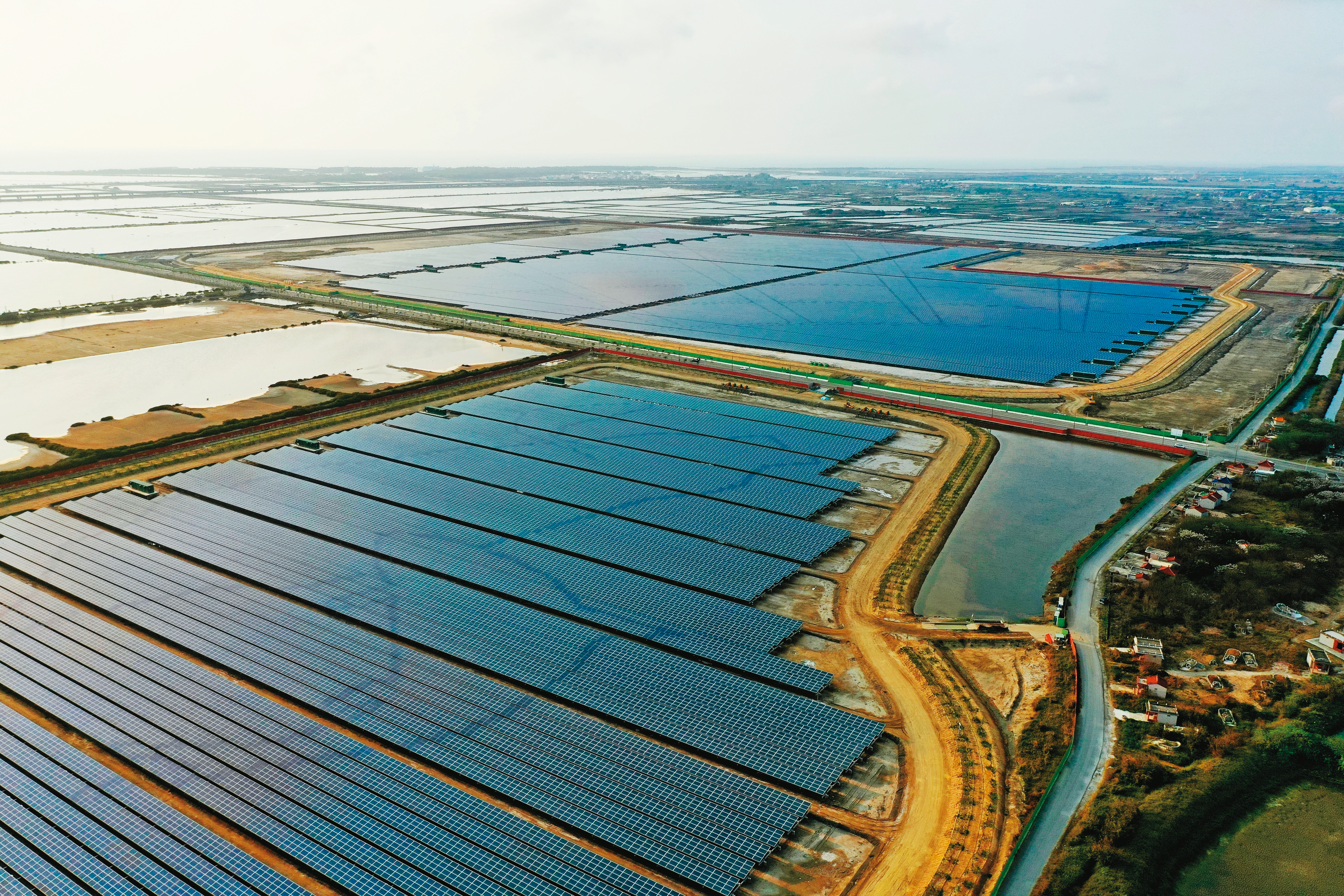 台南市七股區是全台最大光電產業區，不少魚塭轉型成為太陽能電場，因影響部分漁民生計，引起抗爭。