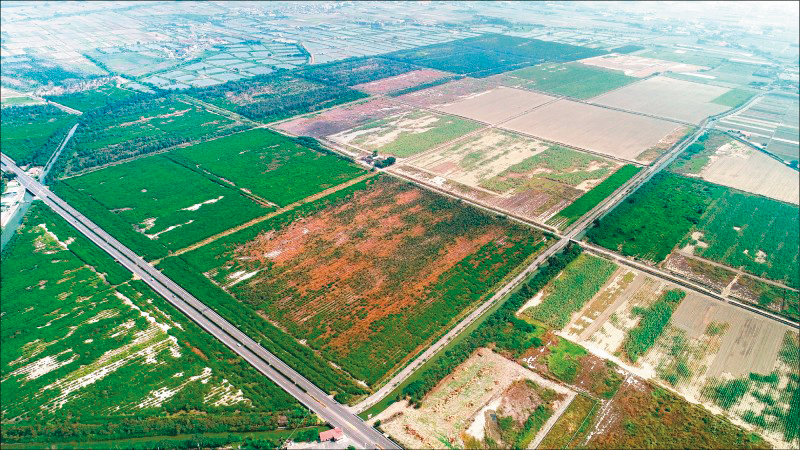 不肖光電業者以農業設施名義申請興建溫室，再裝置屋頂光電，但溫室內卻無農作物，導致良田不再耕作，形成種電巧門。（台南市政府提供）