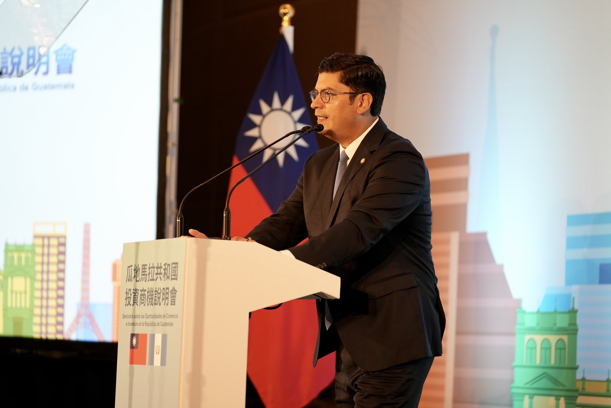 瓜國經長羅薩雷斯今出席「瓜地馬拉共和國投資商機說明會」,期間受訪表示瓜國與台灣沒有債務問題,但他們確實希望貿易可以更加平衡。(翻攝自推特@GuatemalaGob)