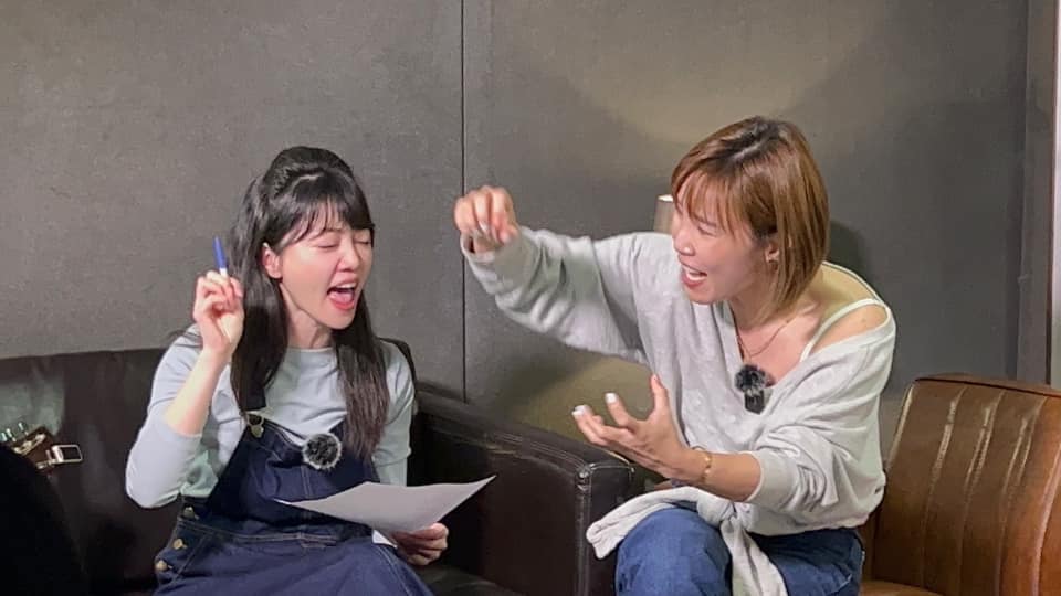 高嘉瑜和〈煎熬〉原唱李佳薇同框，引起網友熱烈討論。（翻攝自高嘉瑜臉書）